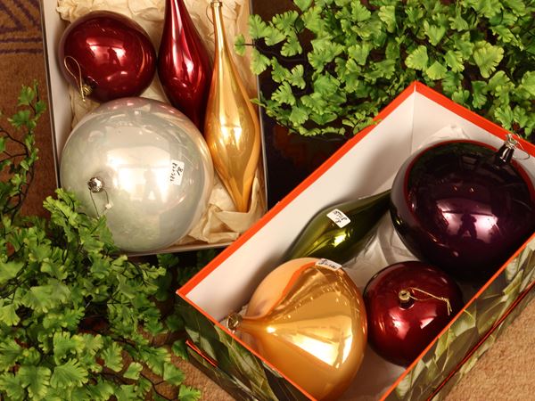 Otto grandi palle di Natale in vetro soffiato