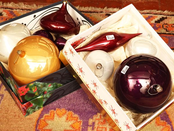 Nove grandi palle di Natale in vetro soffiato