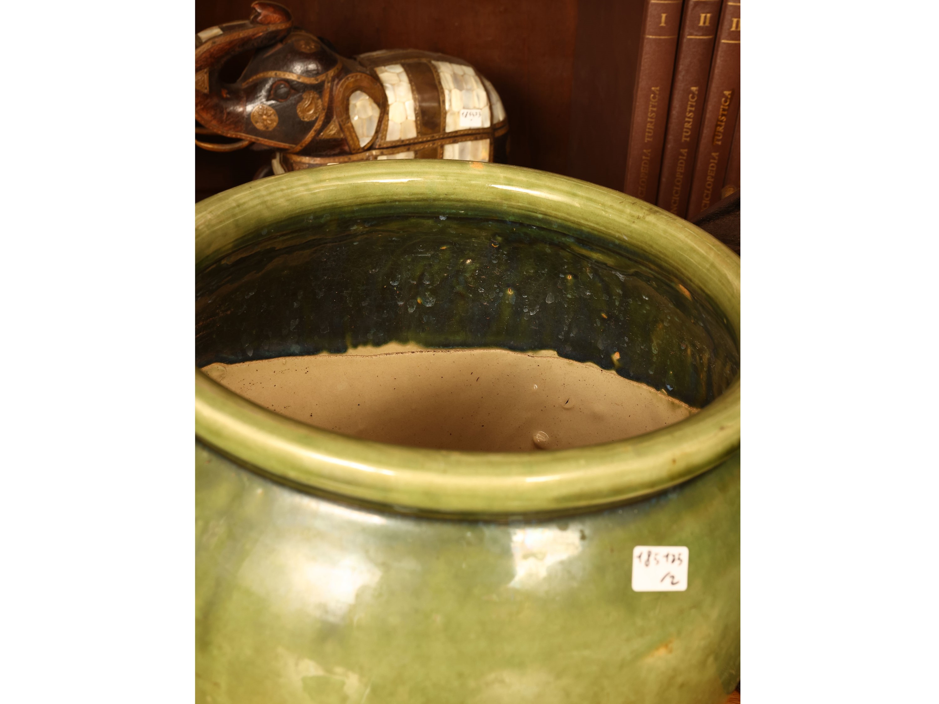 Due portavasi, ceramica verde e metallo ovale