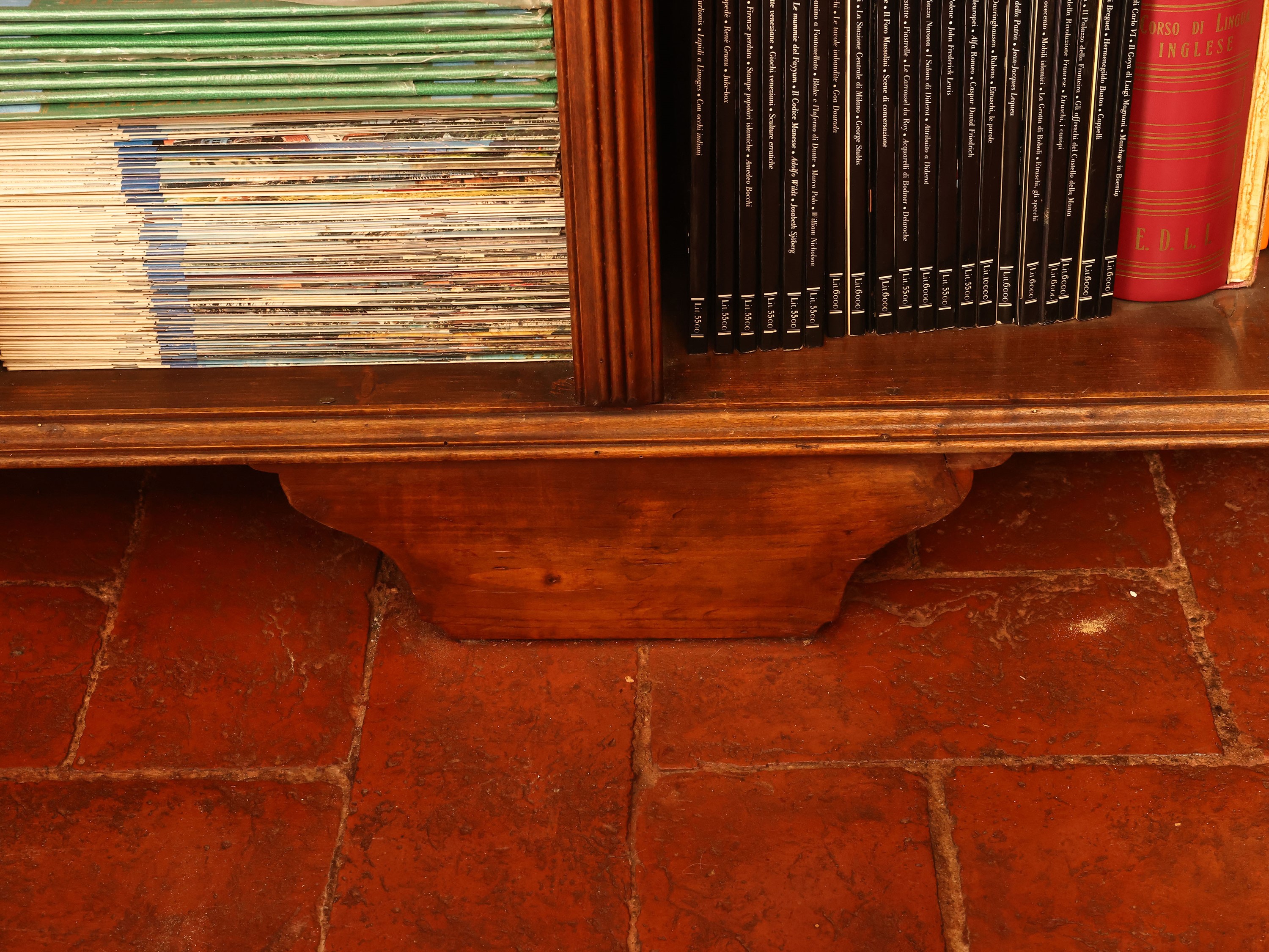 Libreria lineare in noce, 220x410x36 cm