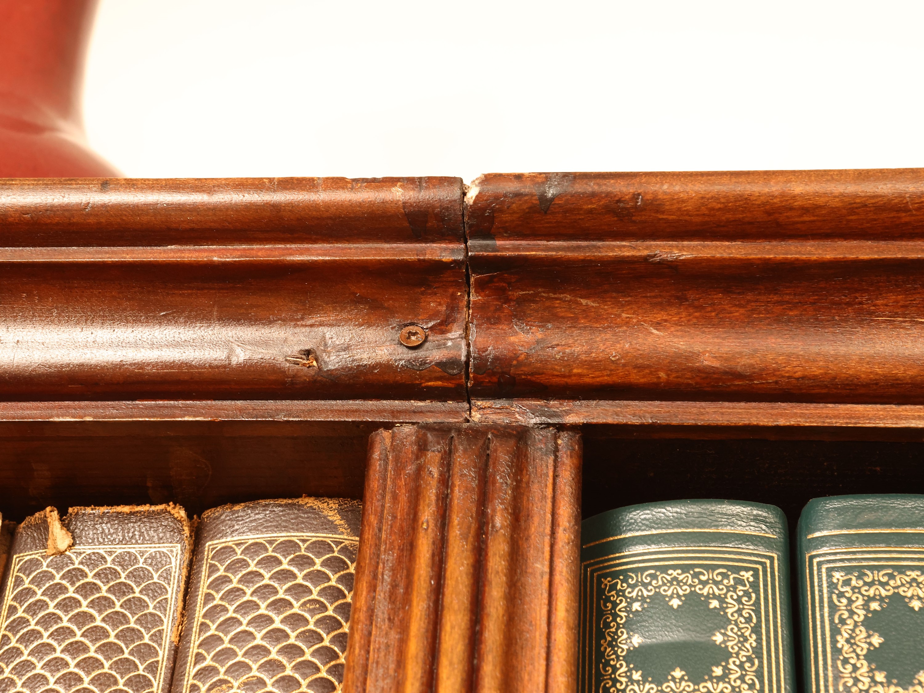 Libreria lineare in noce, 220x410x36 cm
