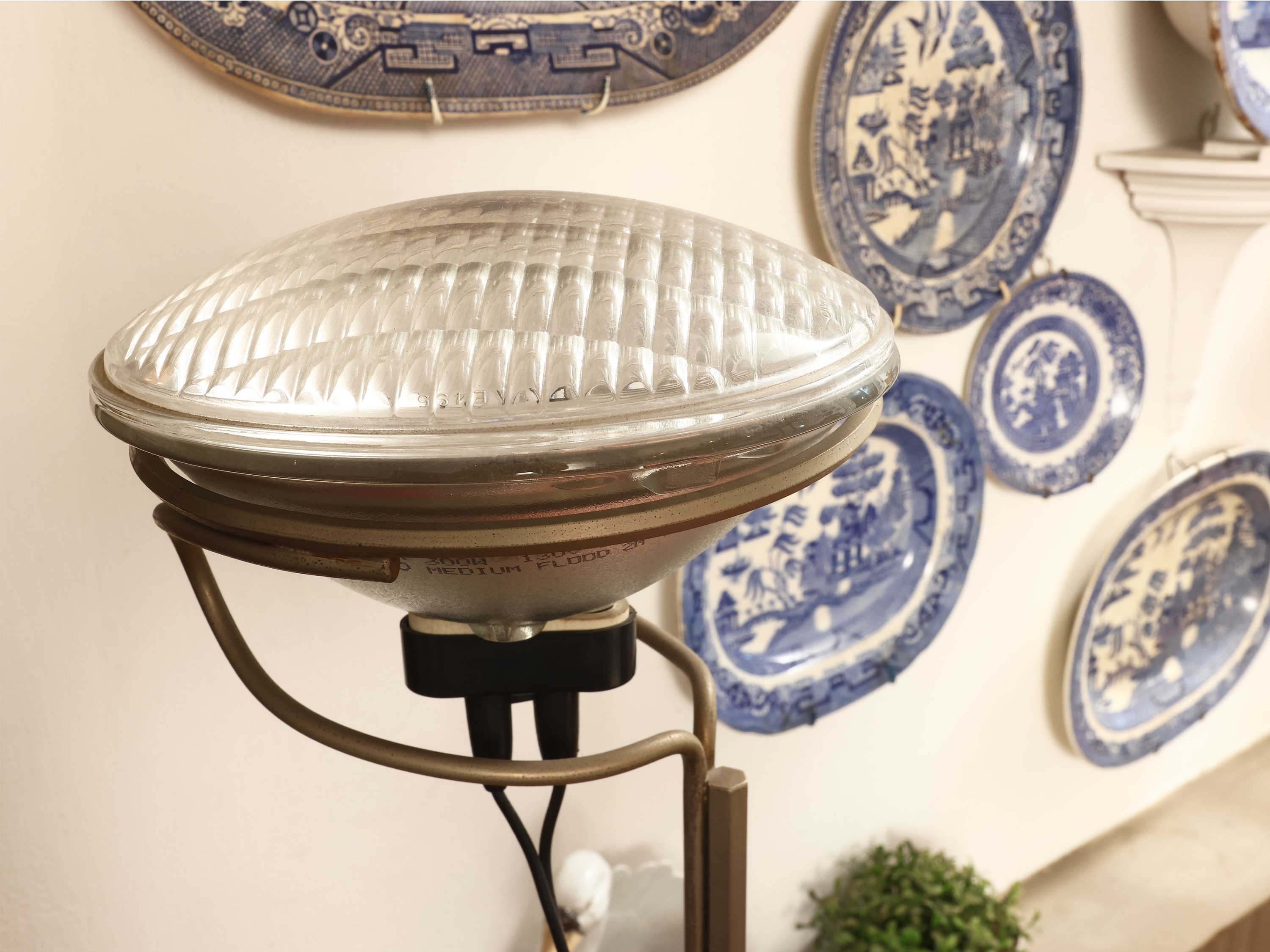 Achille e Pier Giacomo Castiglioni, Lampada da terra Toio, metallo laccato nero e stelo cromato, ...