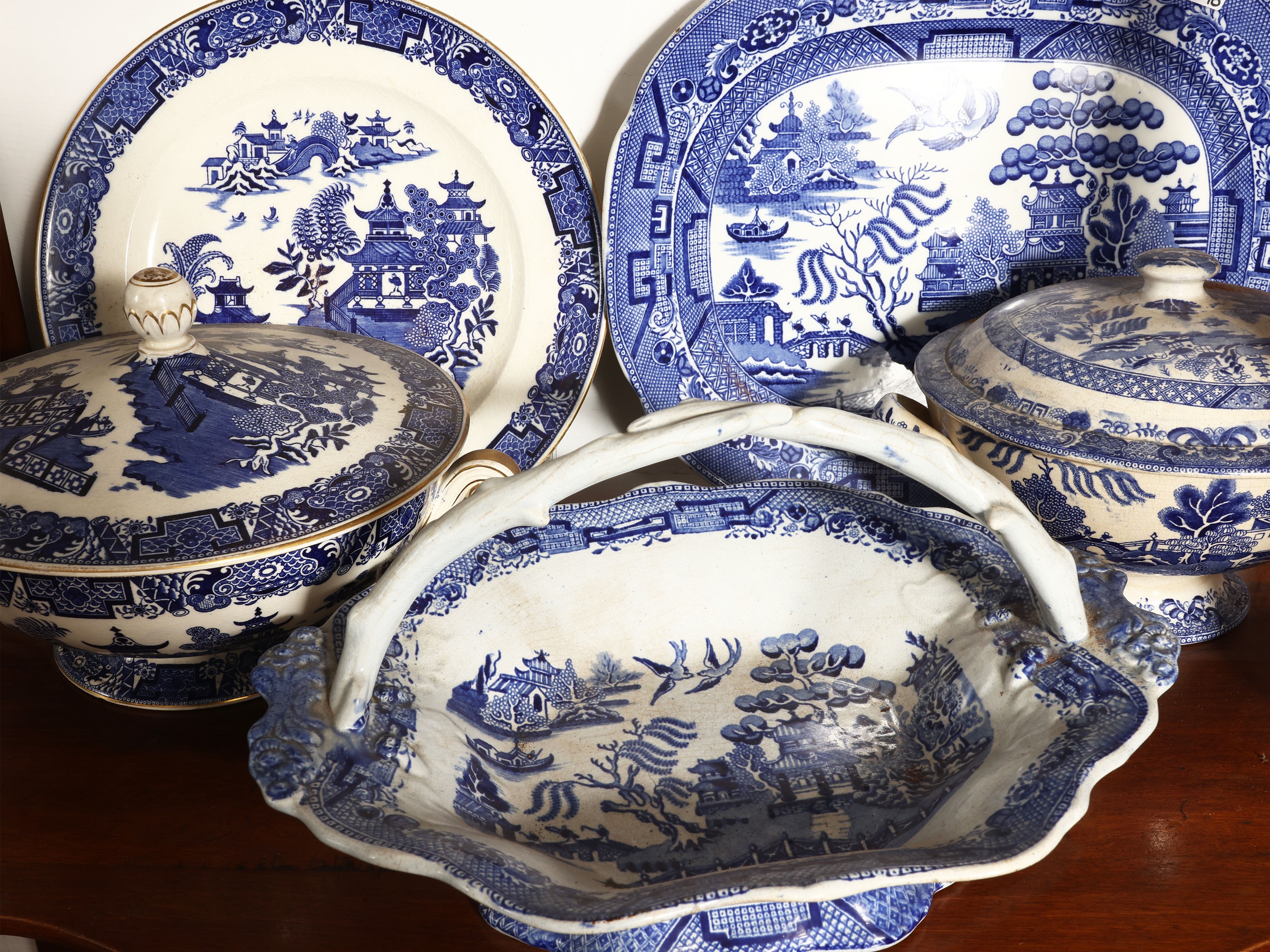 Assortimento di accessori in terraglia, monocromia blu, Inghilterra, XIX/XX secolo