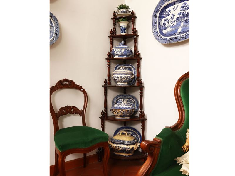 Etagere angolare in legno tenero