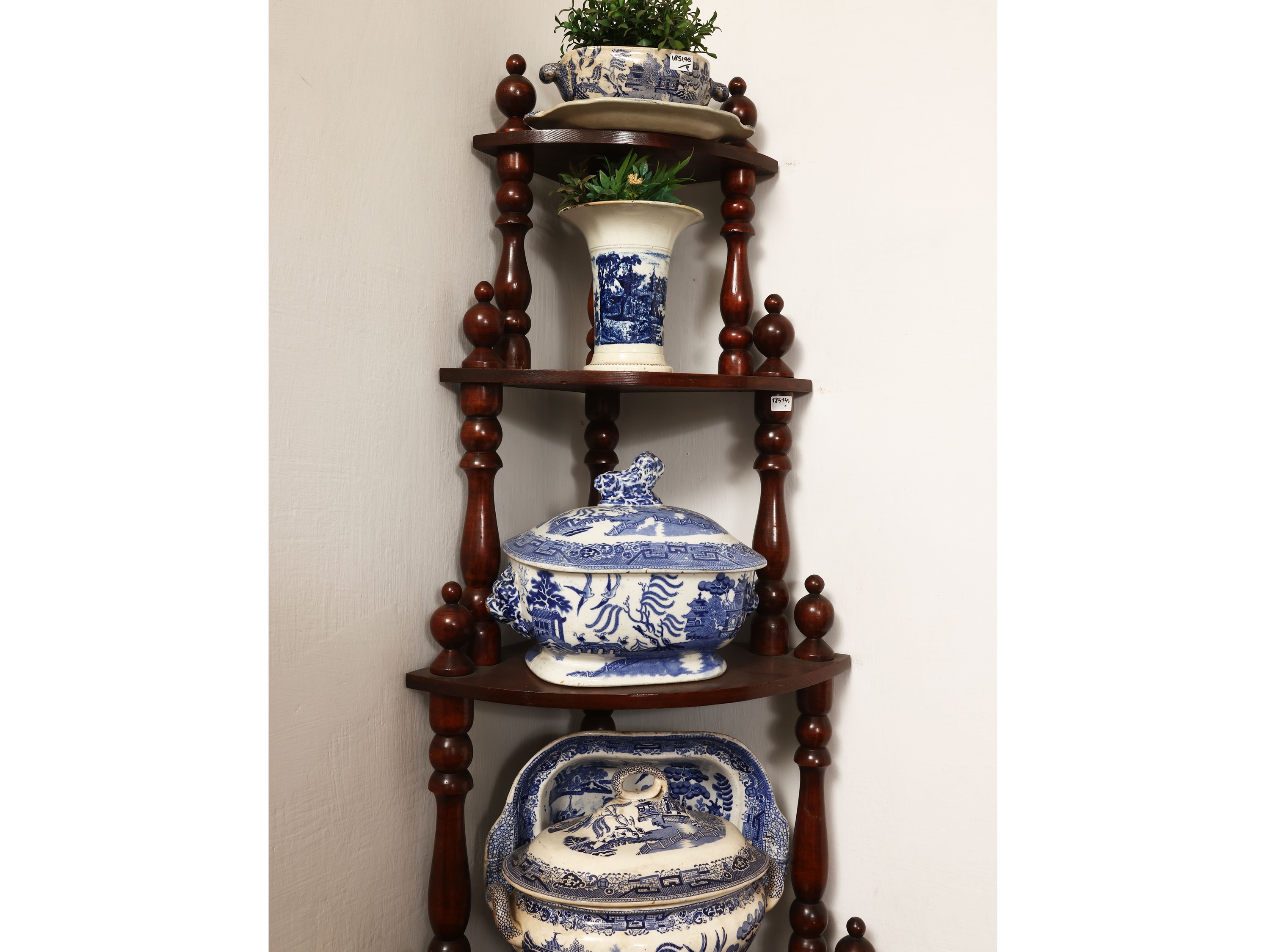 Etagere angolare in legno tenero