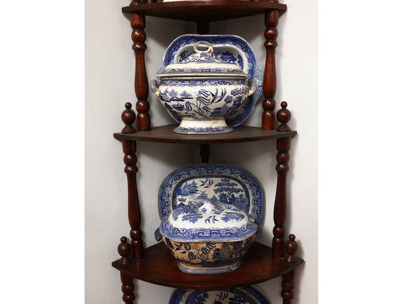 Lotto di accessori in terraglia