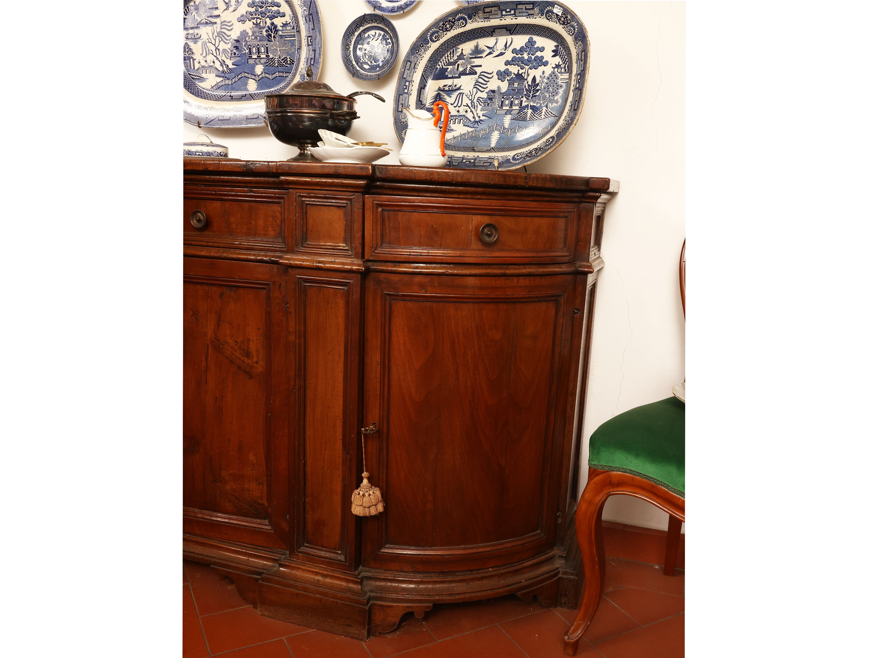 Credenza in noce, stile settecentesco