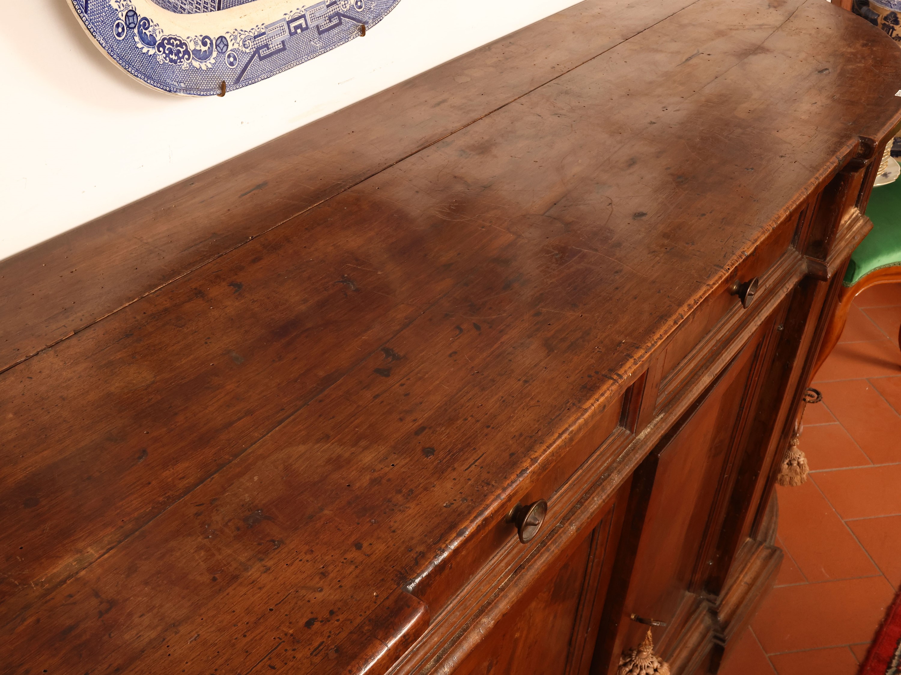 Credenza in noce, stile settecentesco