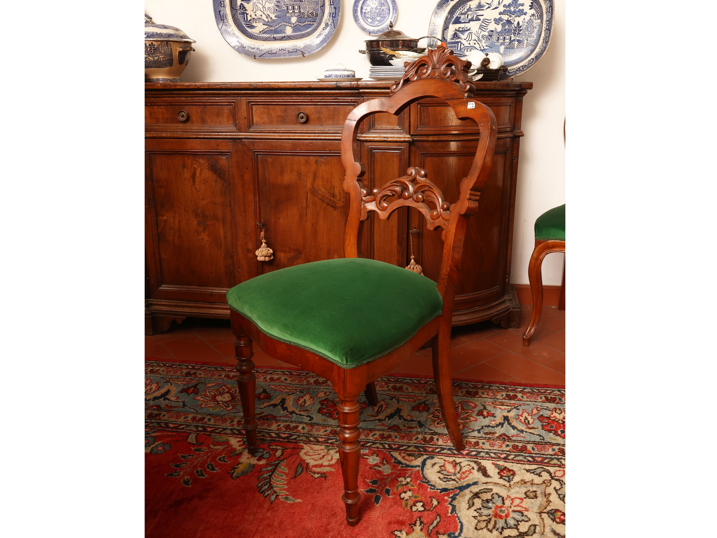 Serie di otto sedie in noce, stile ottocentesco