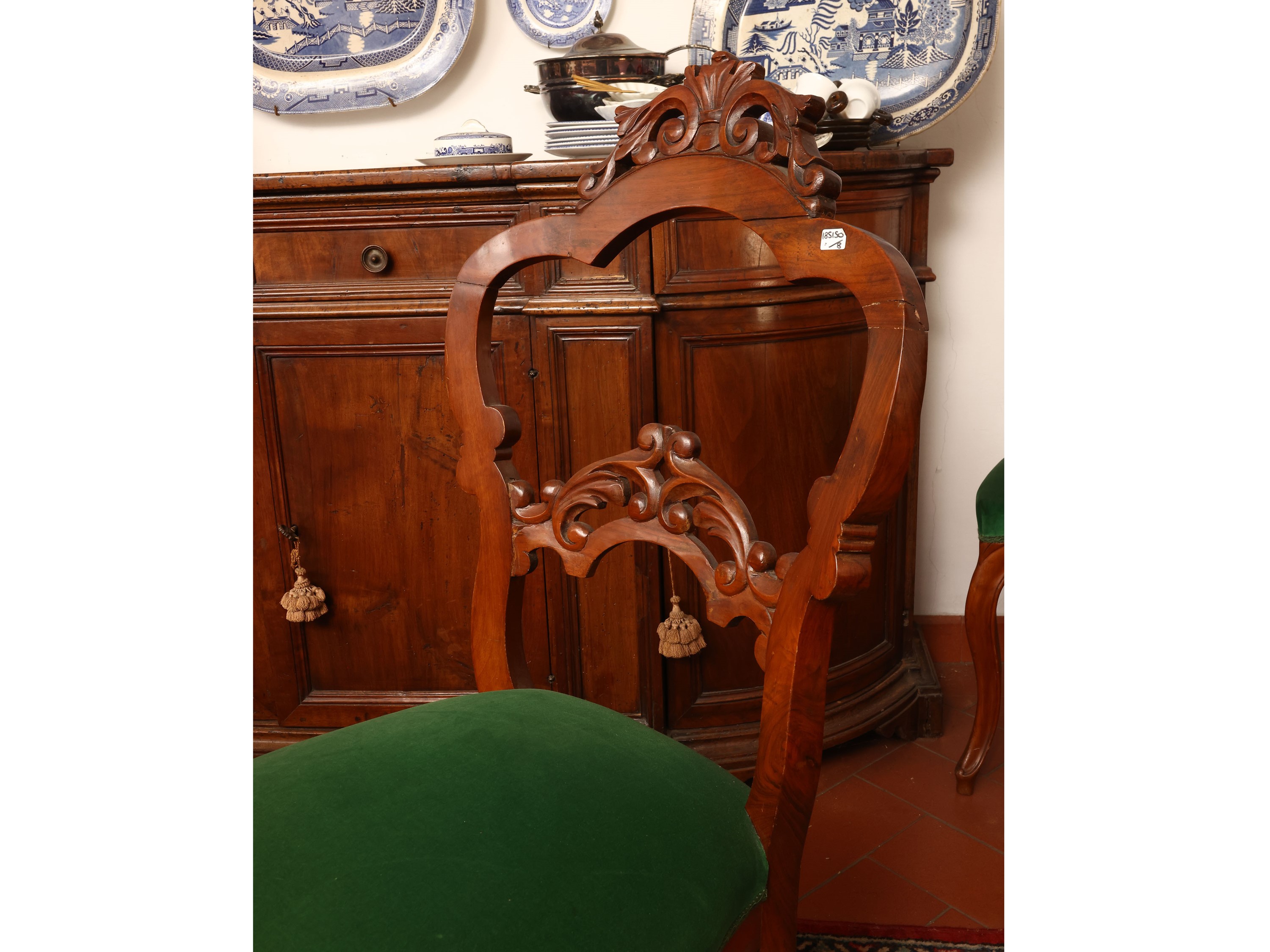 Serie di otto sedie in noce, stile ottocentesco