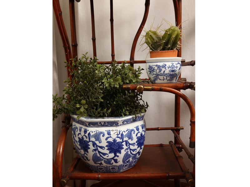 Tre cachepot in porcellana decorati in monocromia blu a chinoiserie, varie forme
