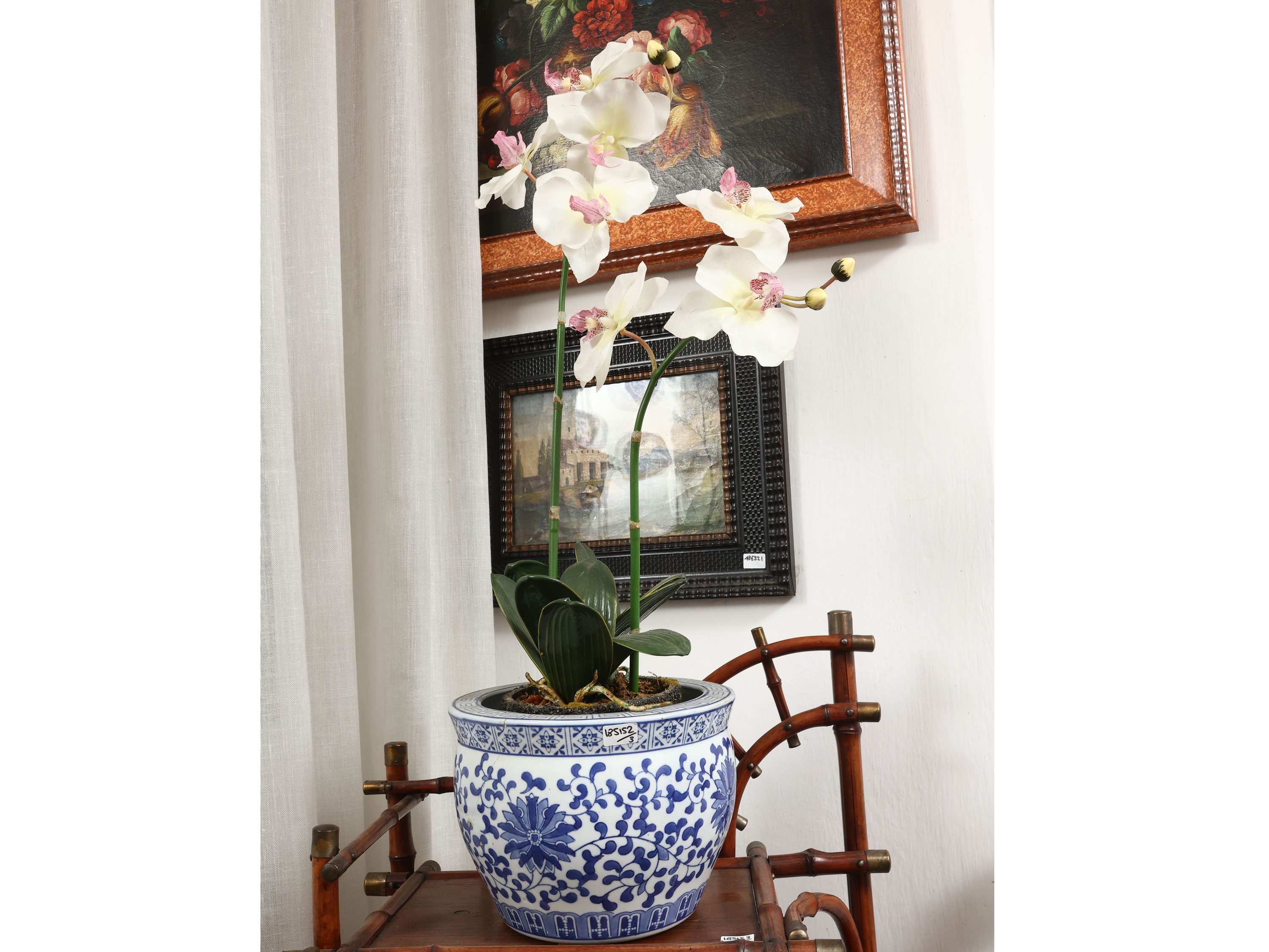 Tre cachepot in porcellana decorati in monocromia blu a chinoiserie, varie forme