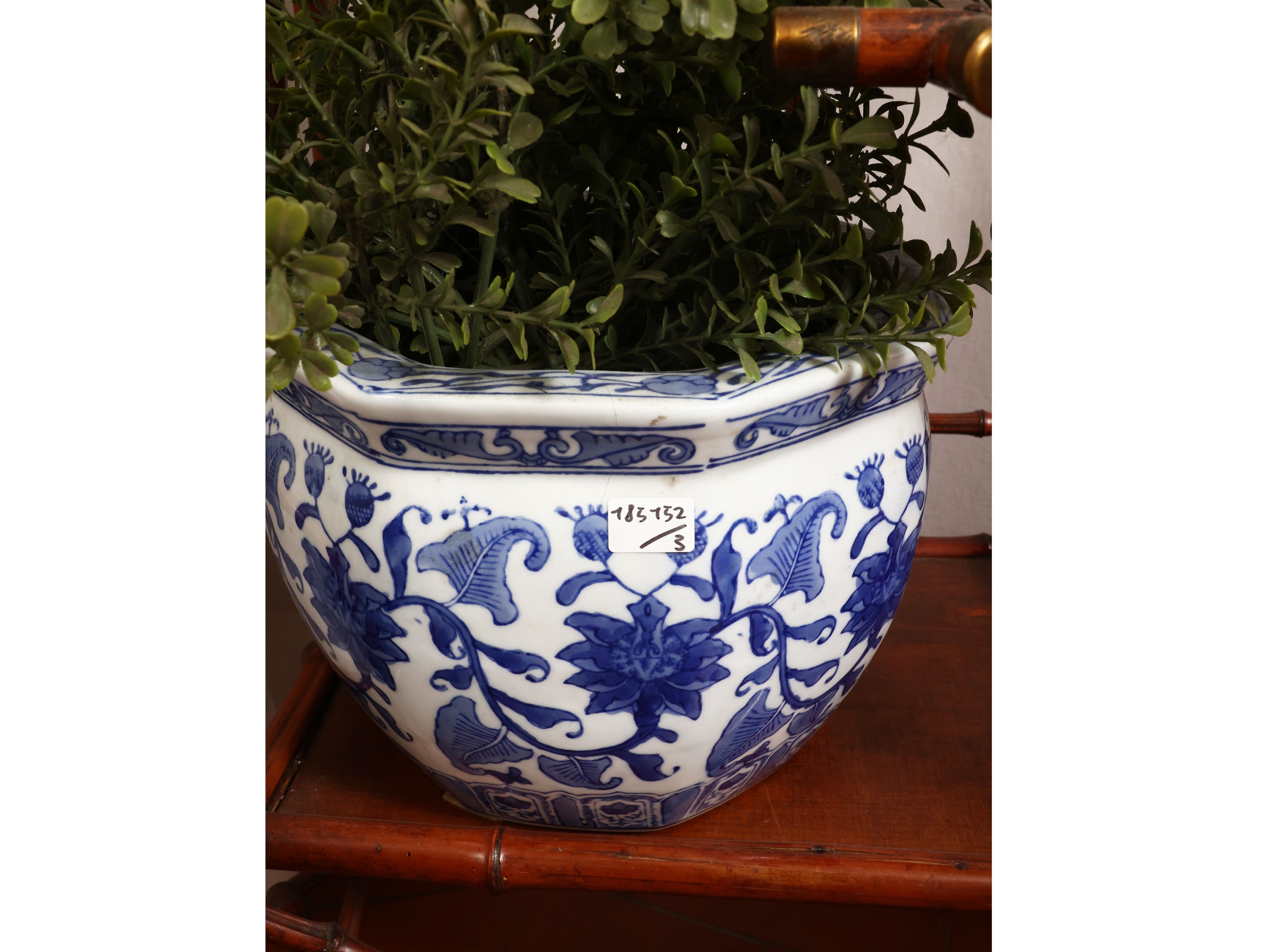 Tre cachepot in porcellana decorati in monocromia blu a chinoiserie, varie forme