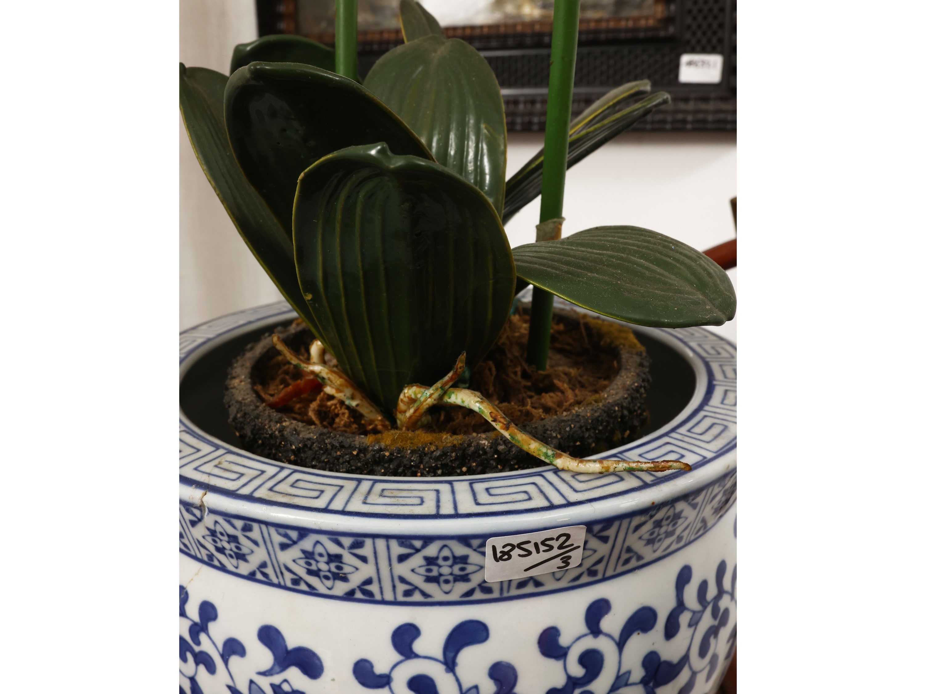 Tre cachepot in porcellana decorati in monocromia blu a chinoiserie, varie forme