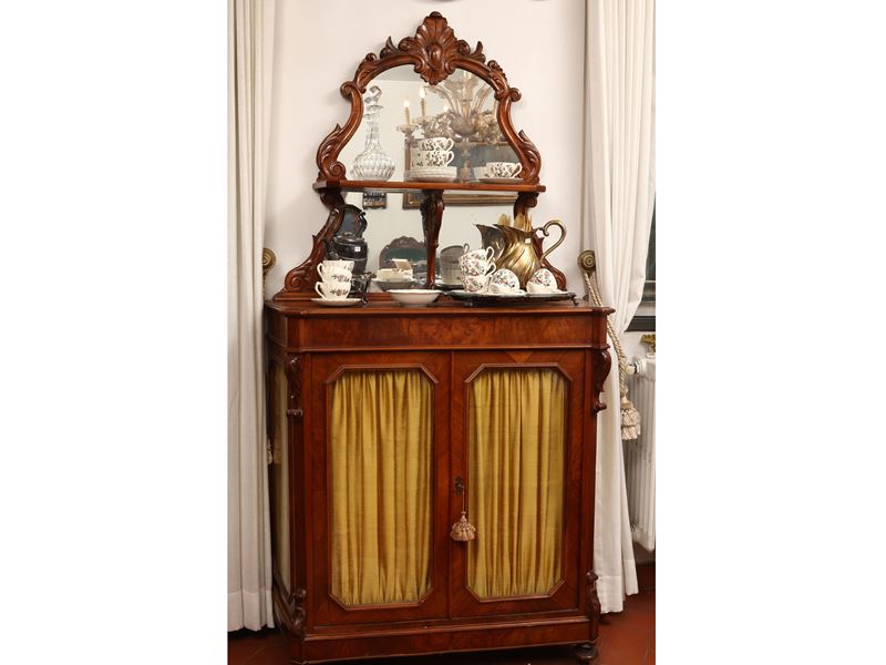 Etagere impiallaciata in noce e piuma di noce