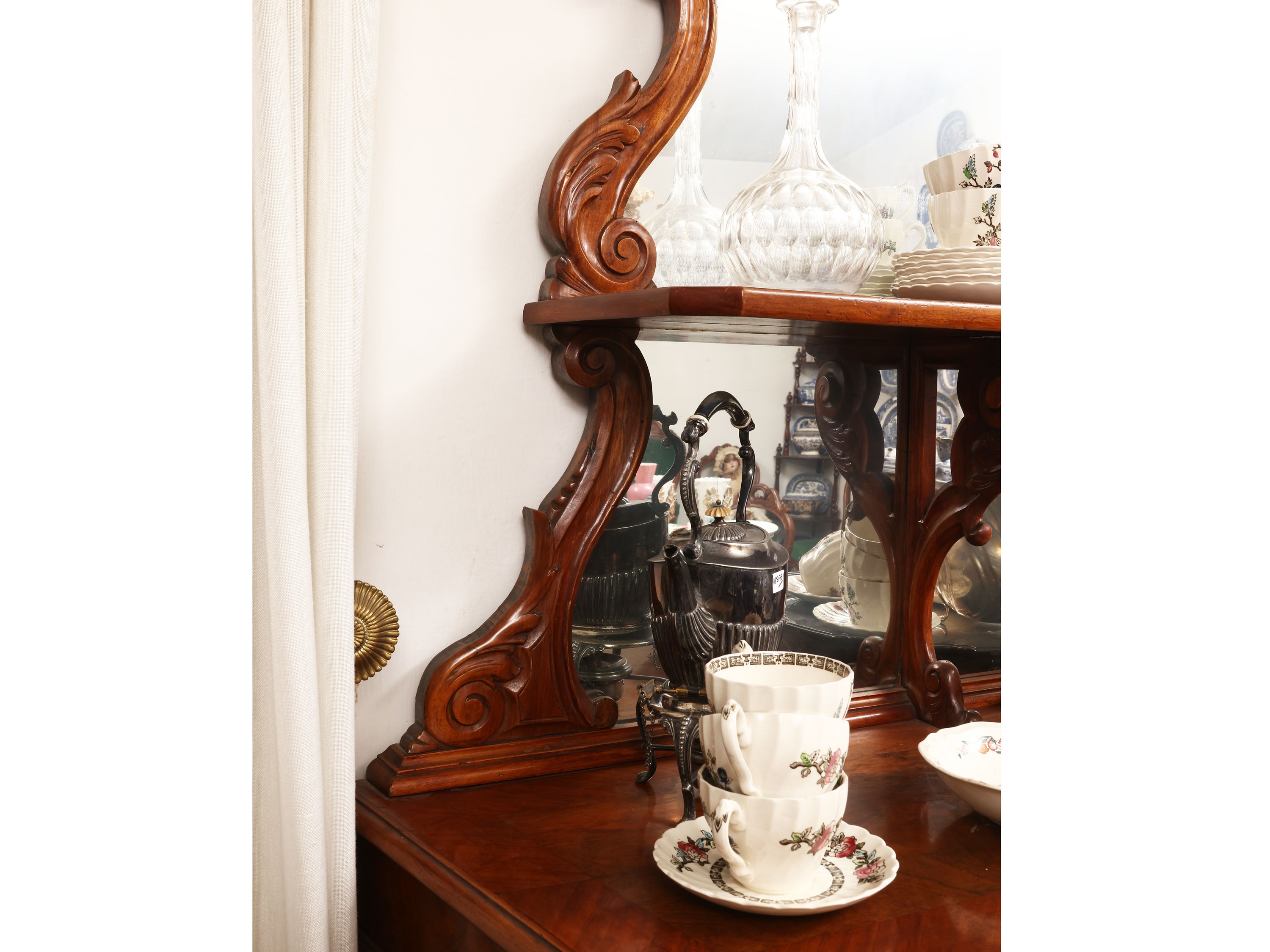 Etagere impiallaciata in noce e piuma di noce