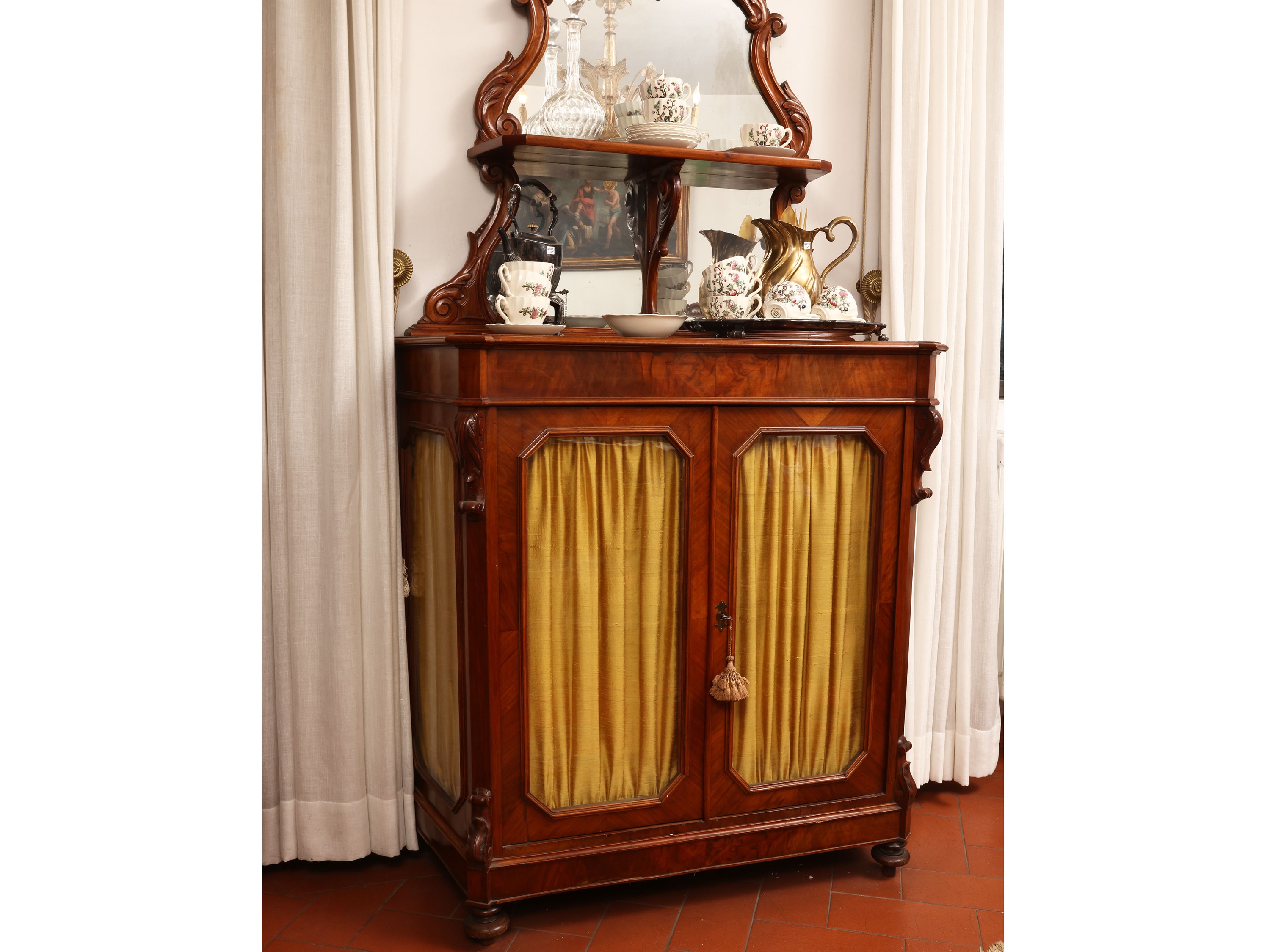 Etagere impiallaciata in noce e piuma di noce