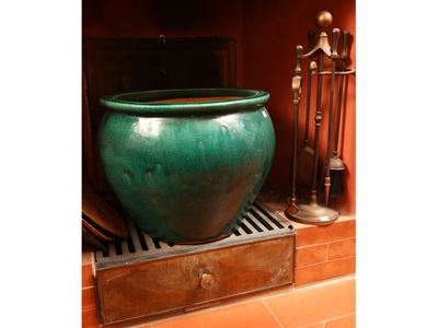 Grande cachepot in terracotta smaltata verde smeraldo, forma globulare