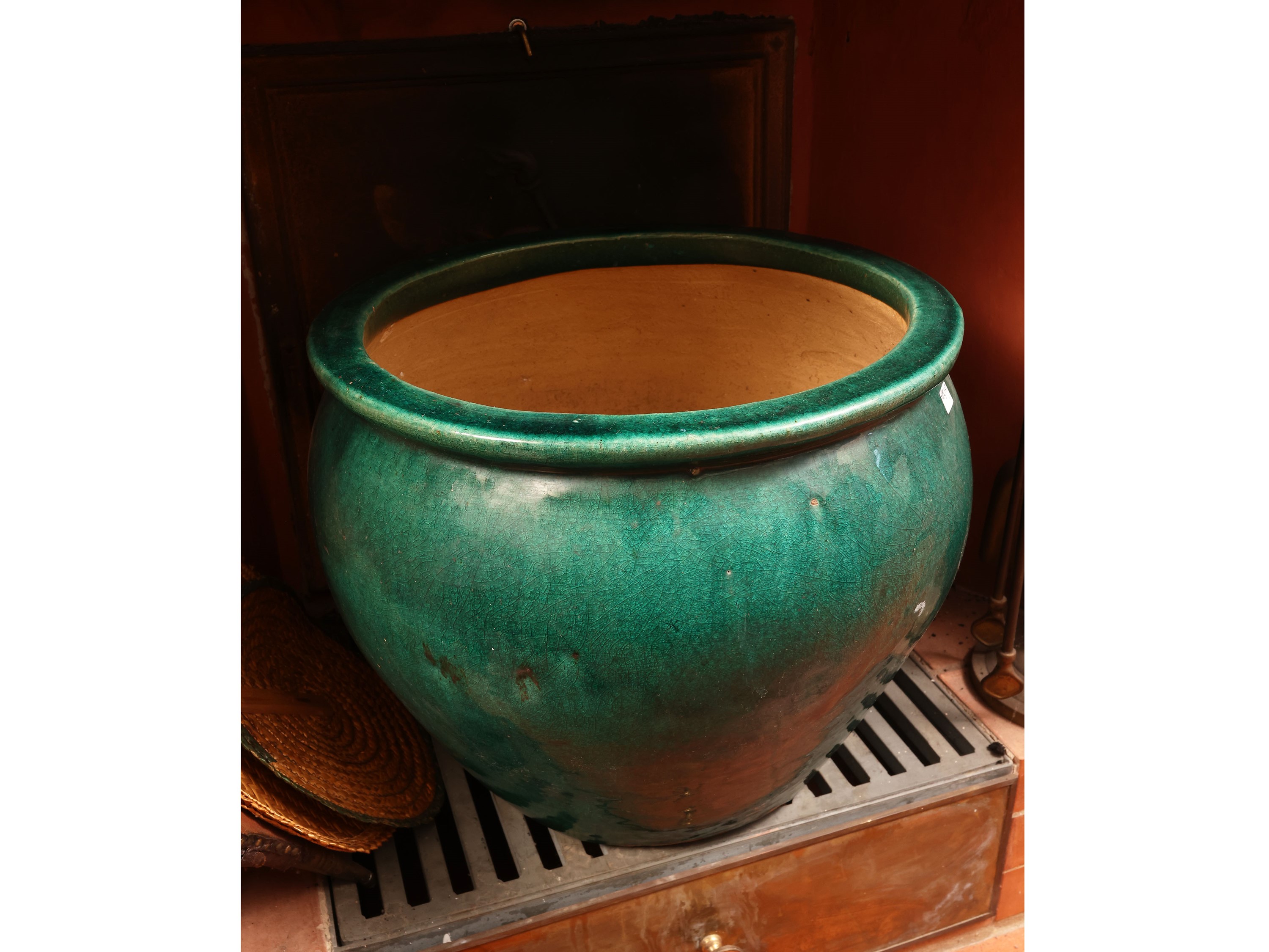 Grande cachepot in terracotta smaltata verde smeraldo, forma globulare