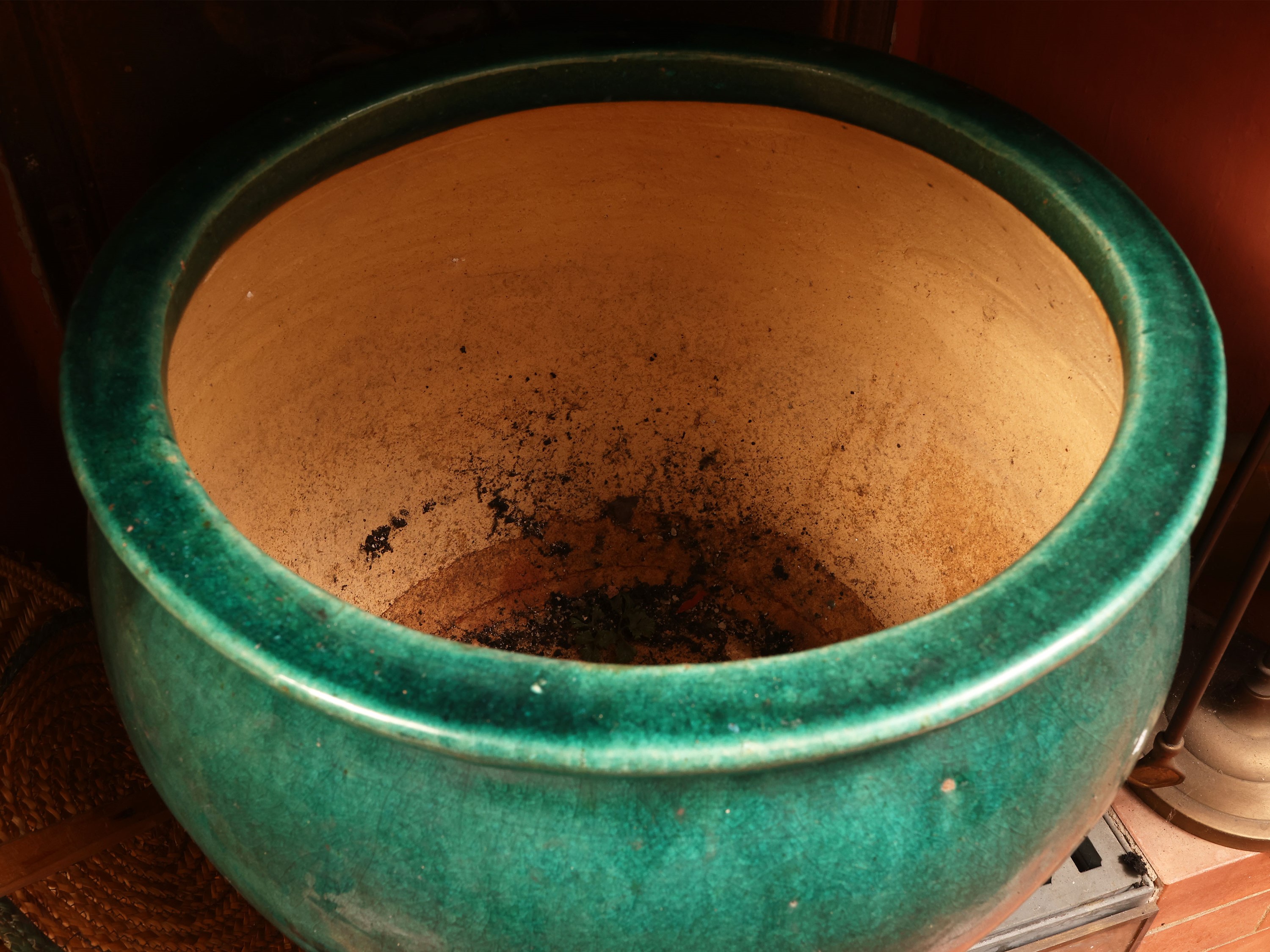 Grande cachepot in terracotta smaltata verde smeraldo, forma globulare