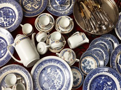 Set di accessori per dessert composto da posate in argento e servizio da caffè in porcellana