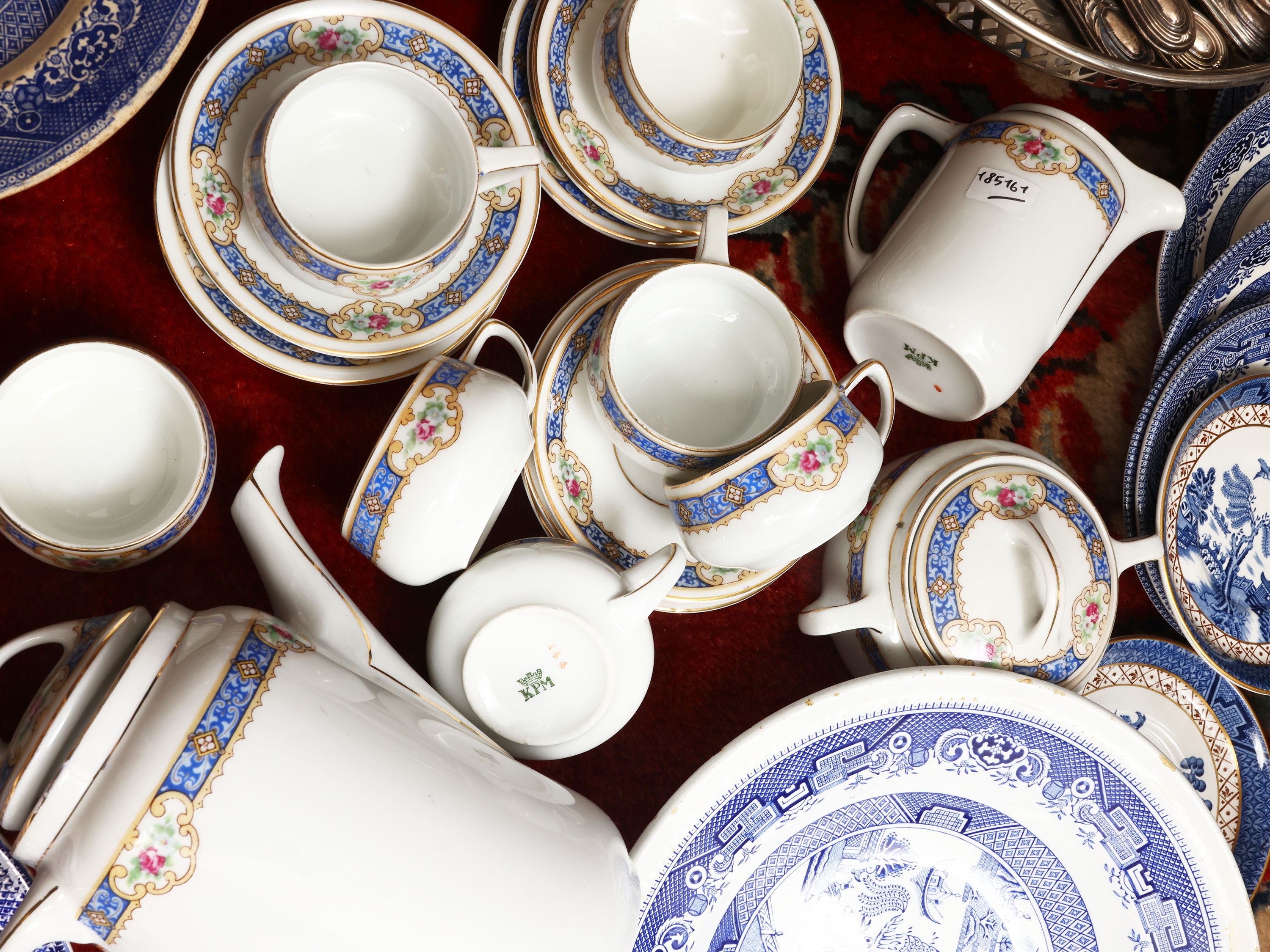 Set di accessori per dessert composto da posate in argento e servizio da caffè in porcellana