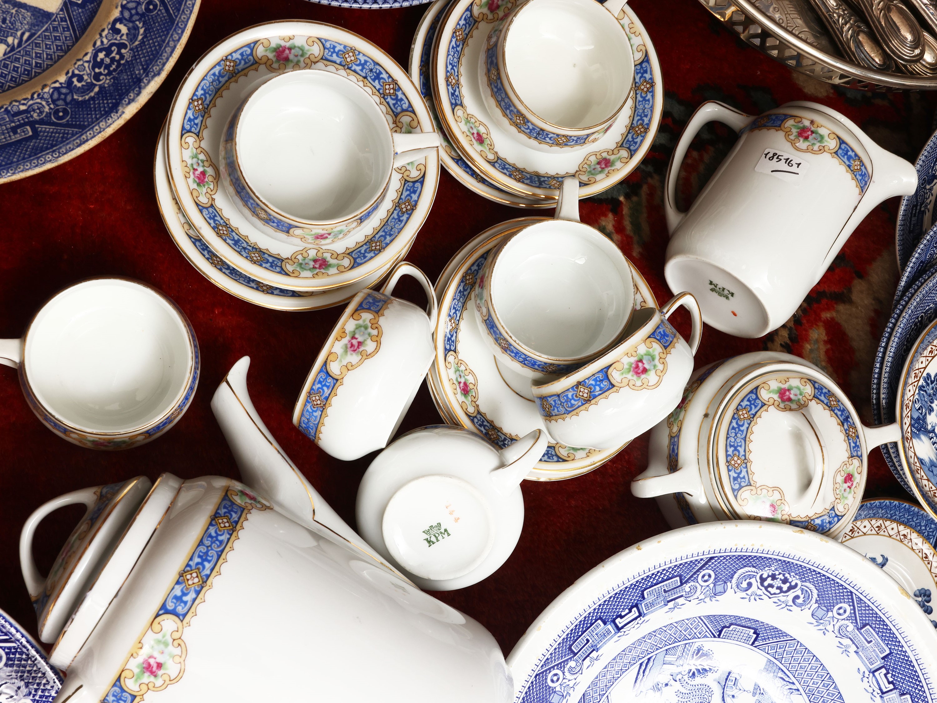 Set di accessori per dessert composto da posate in argento e servizio da caffè in porcellana