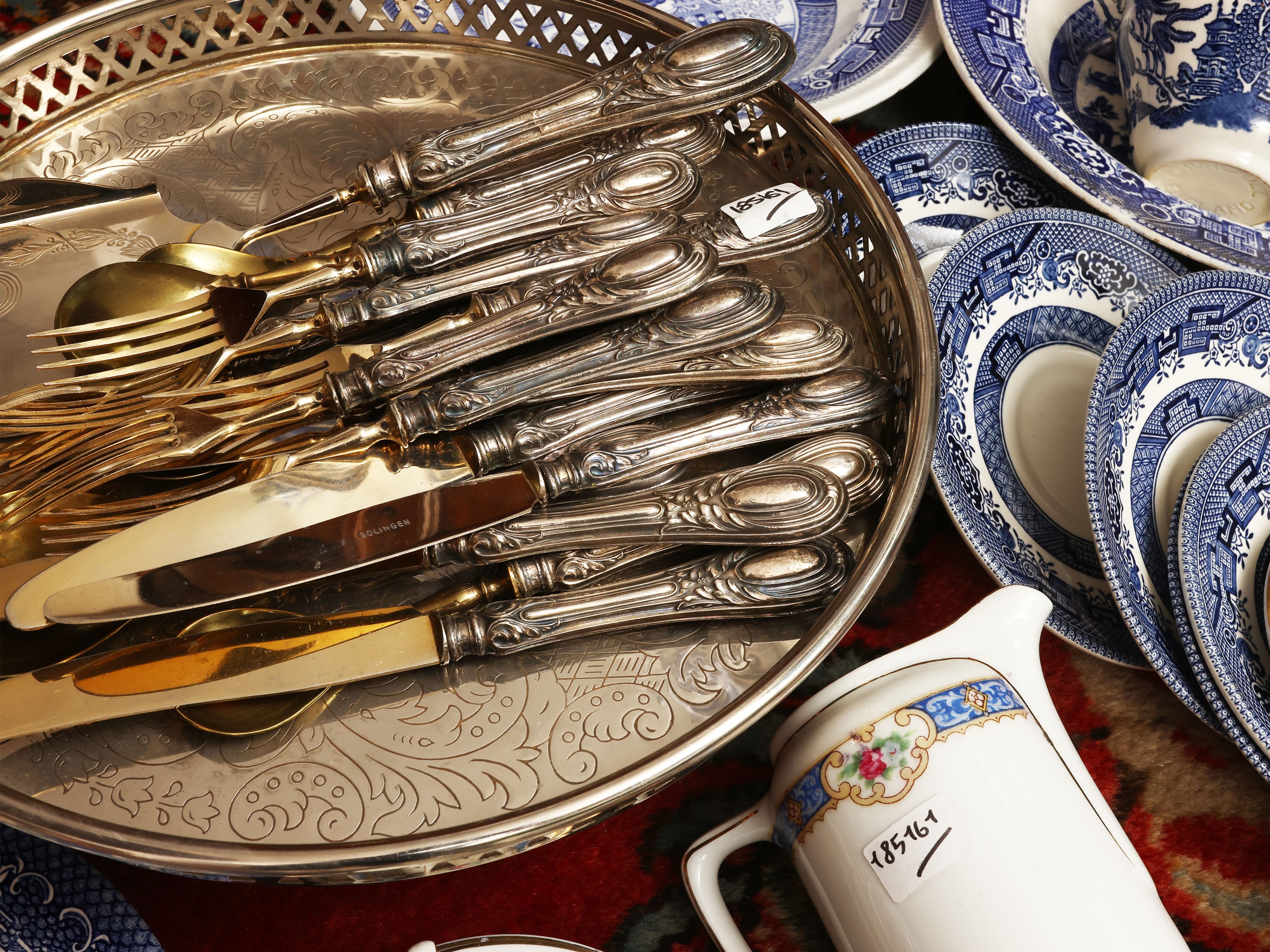 Set di accessori per dessert composto da posate in argento e servizio da caffè in porcellana