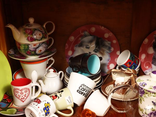 Collezione di tazze e tazzine in ceramica e porcellana