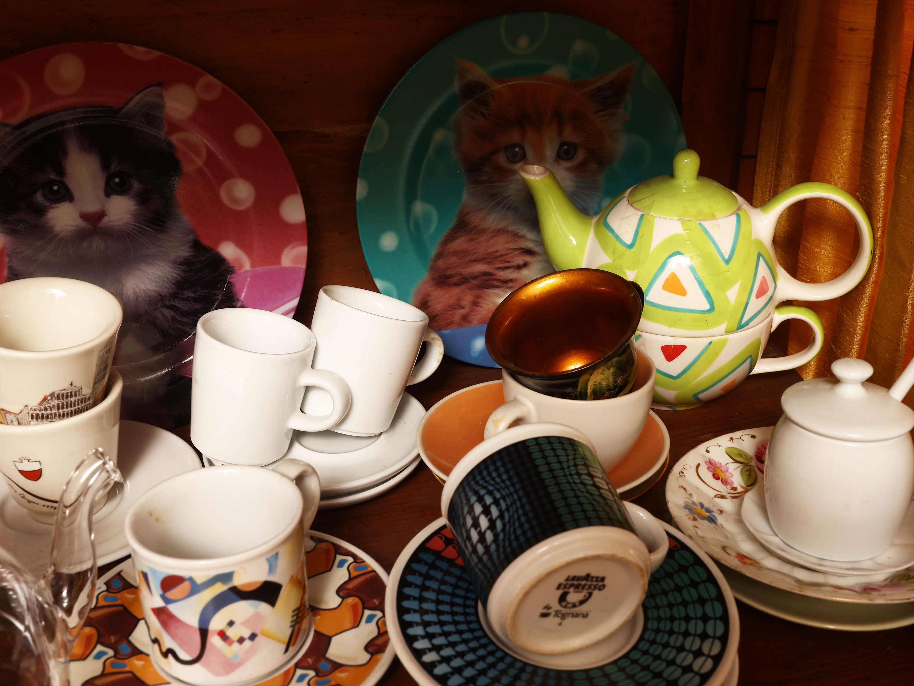 Collezione di tazze, tazzine e teiere in ceramica e porcellana