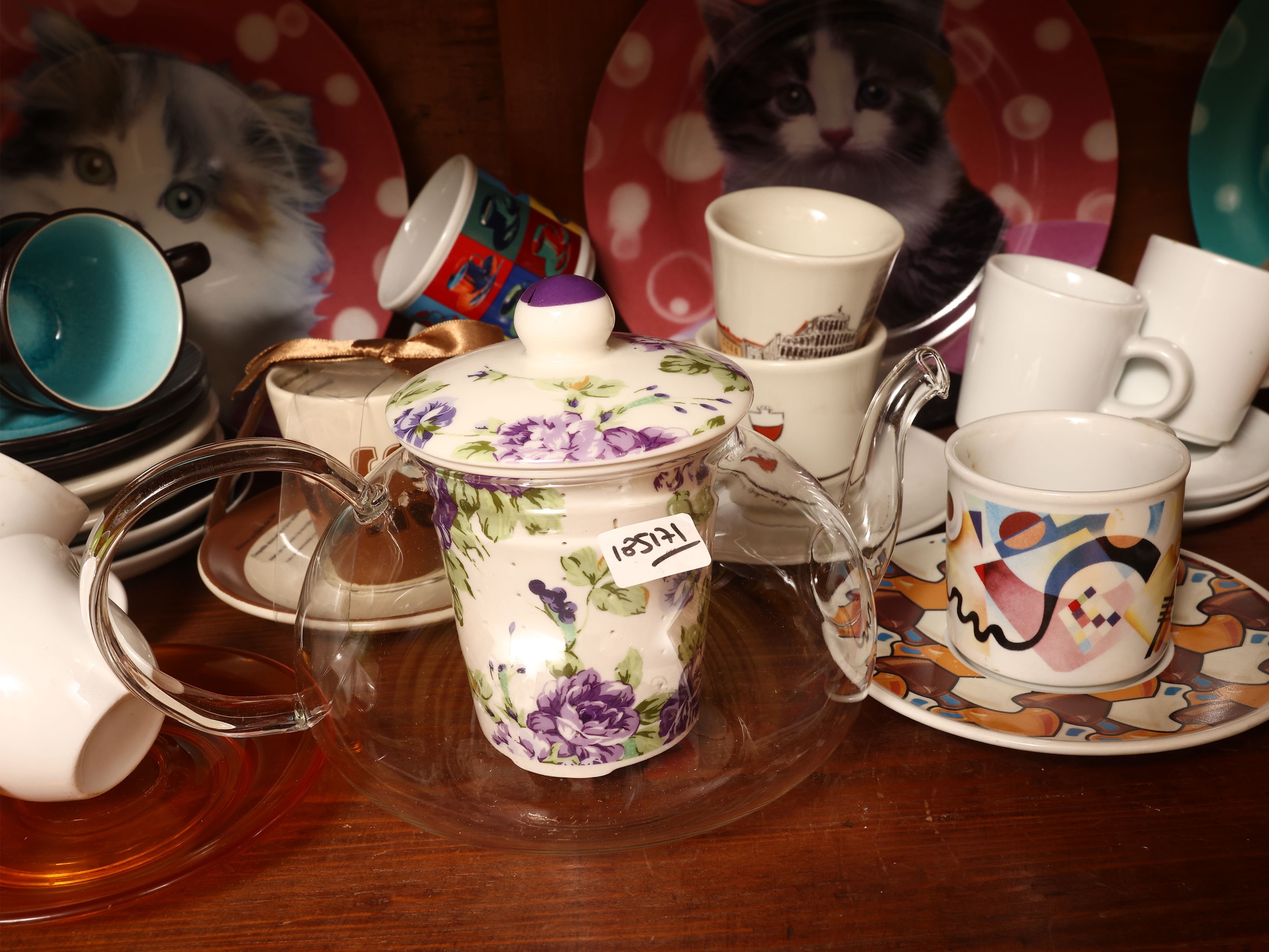 Collezione di tazze, tazzine e teiere in ceramica e porcellana