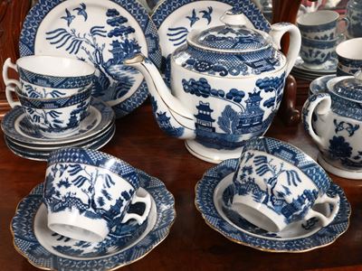 Set da tè e caffè in porcellana decorato a chinoiserie in monocromia blu