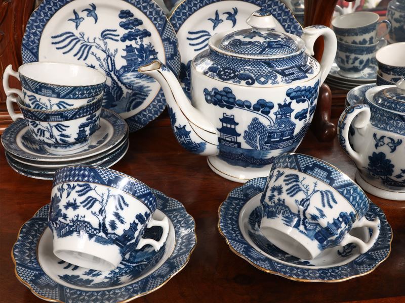 Set da tè e caffè in porcellana decorato a chinoiserie in monocromia blu