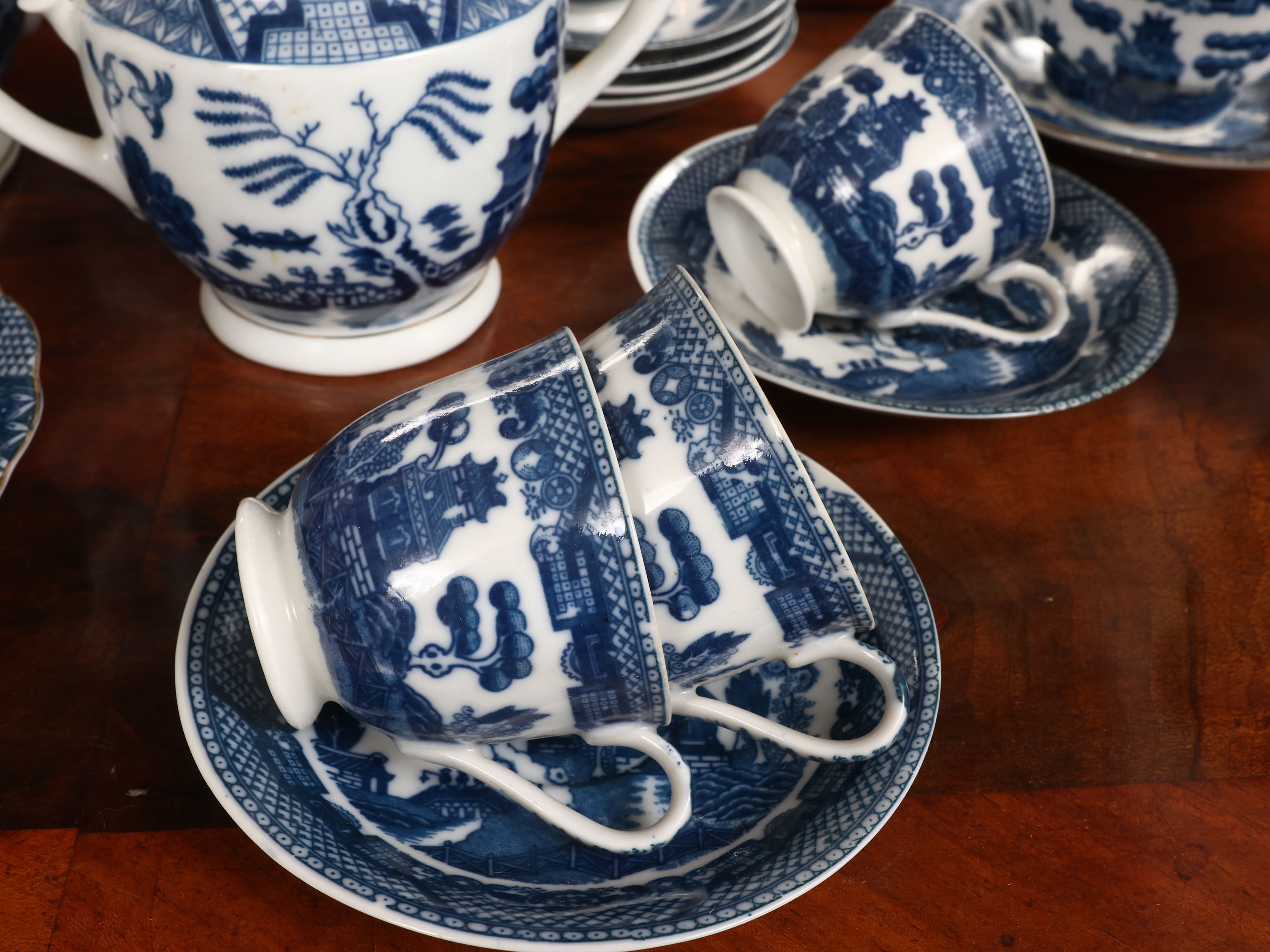 Set da tè e caffè in porcellana decorato a chinoiserie in monocromia blu
