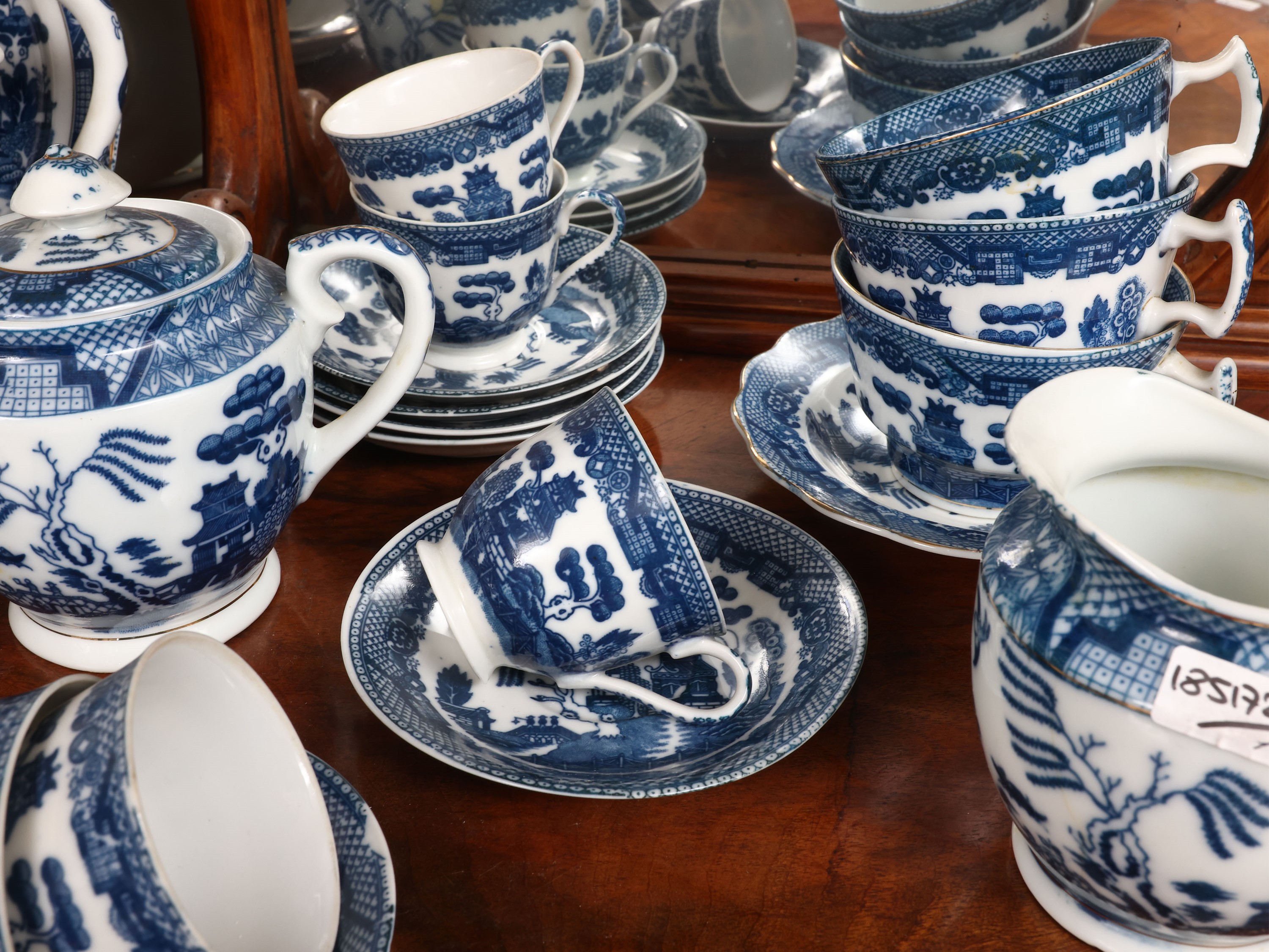 Set da tè e caffè in porcellana decorato a chinoiserie in monocromia blu
