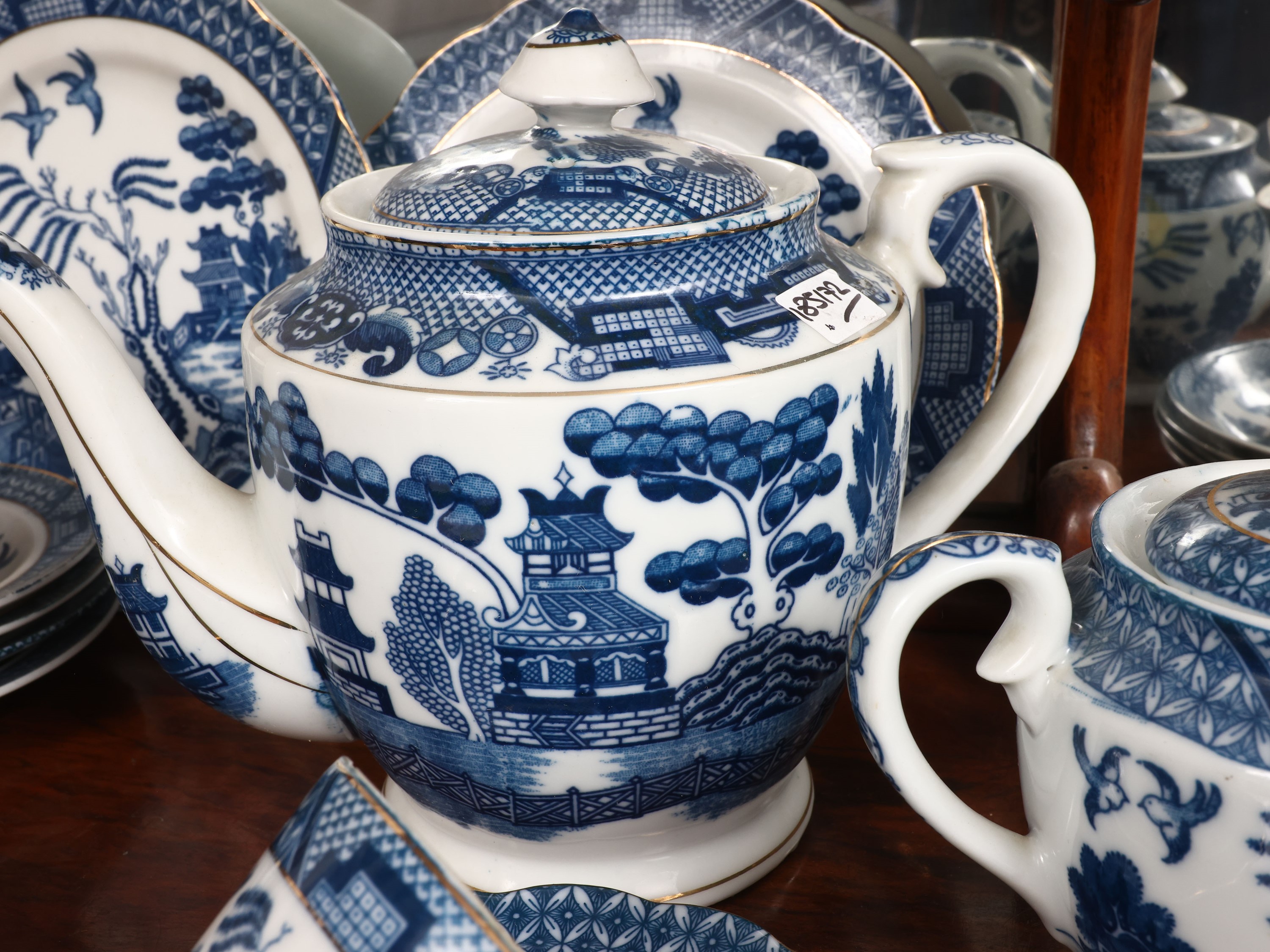 Set da tè e caffè in porcellana decorato a chinoiserie in monocromia blu