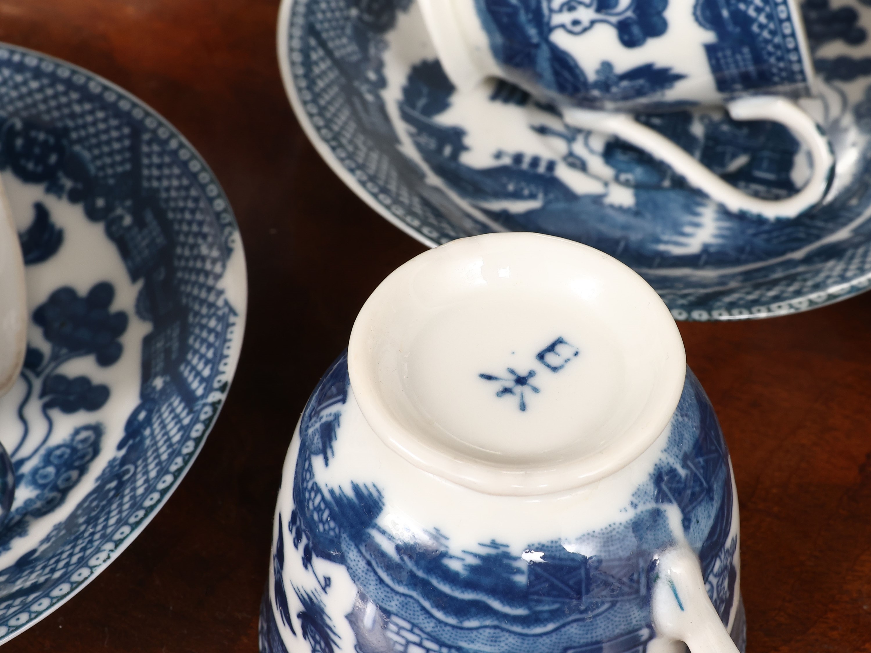 Set da tè e caffè in porcellana decorato a chinoiserie in monocromia blu