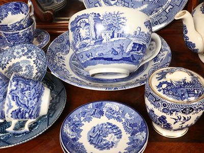 Accessori per la tavola in terraglia inglese, Decorazioni a monocromia blu in stile chinoiserie