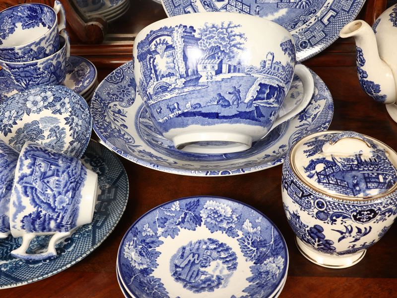 Accessori per la tavola in terraglia inglese, Decorazioni a monocromia blu in stile chinoiserie