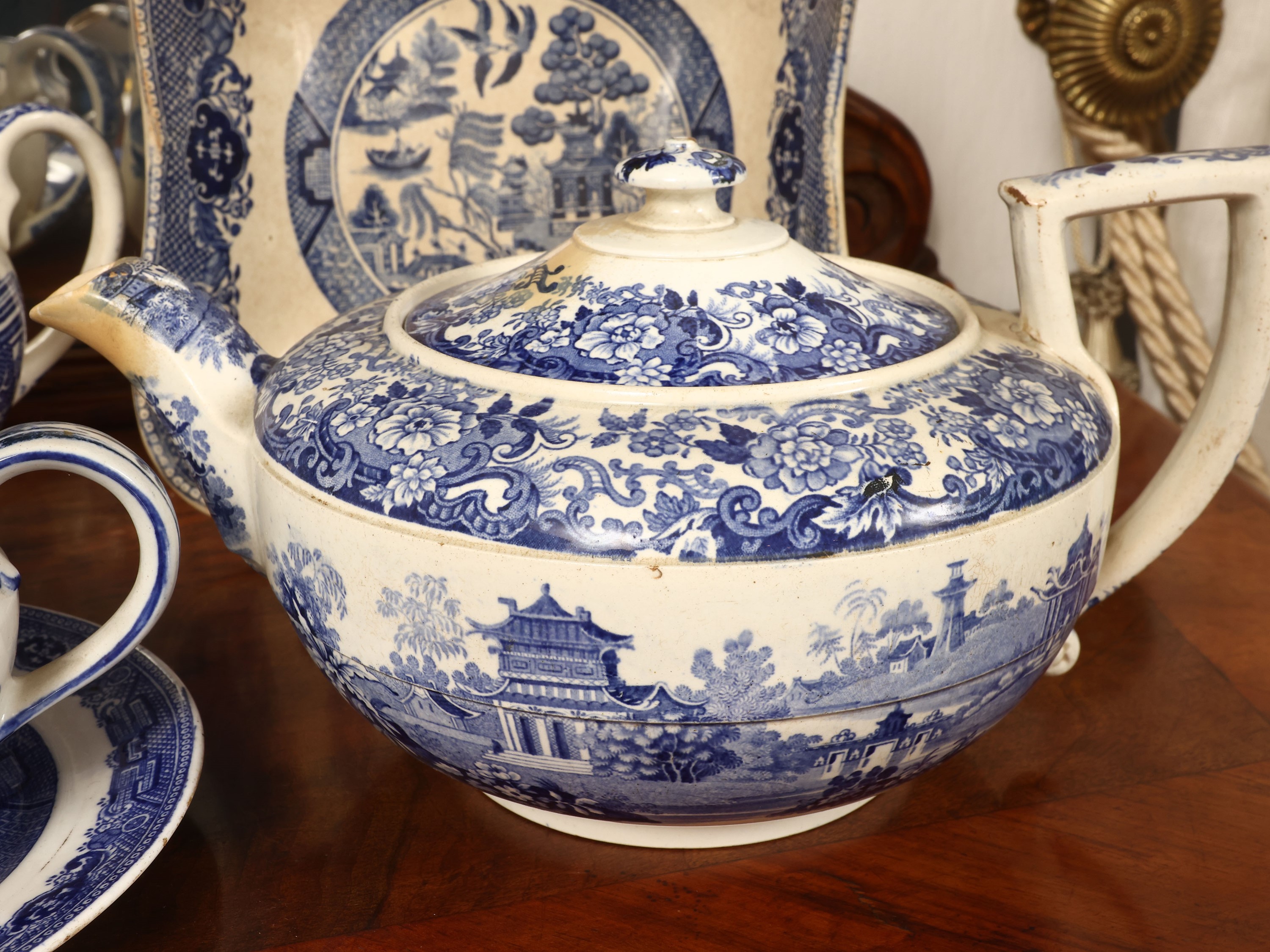 Accessori per la tavola in terraglia inglese, Decorazioni a monocromia blu in stile chinoiserie
