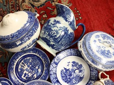 Terraglie inglesi, Lotto di accessori decorati in monocromia blu a chinoiserie
