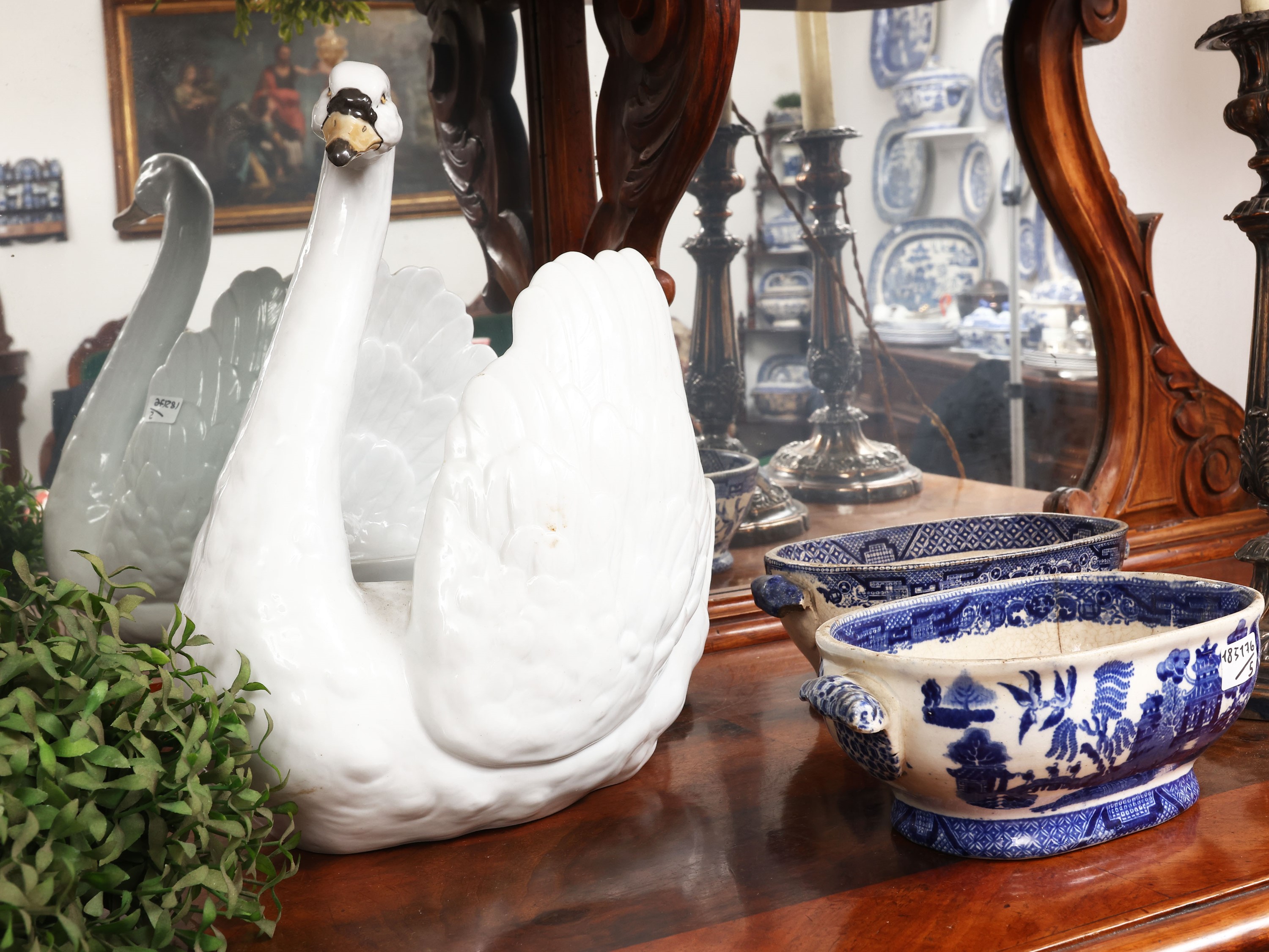 Candelieri in metallo argentato con paralumi, cachi in terraglia decorati a chinoiserie e portava...