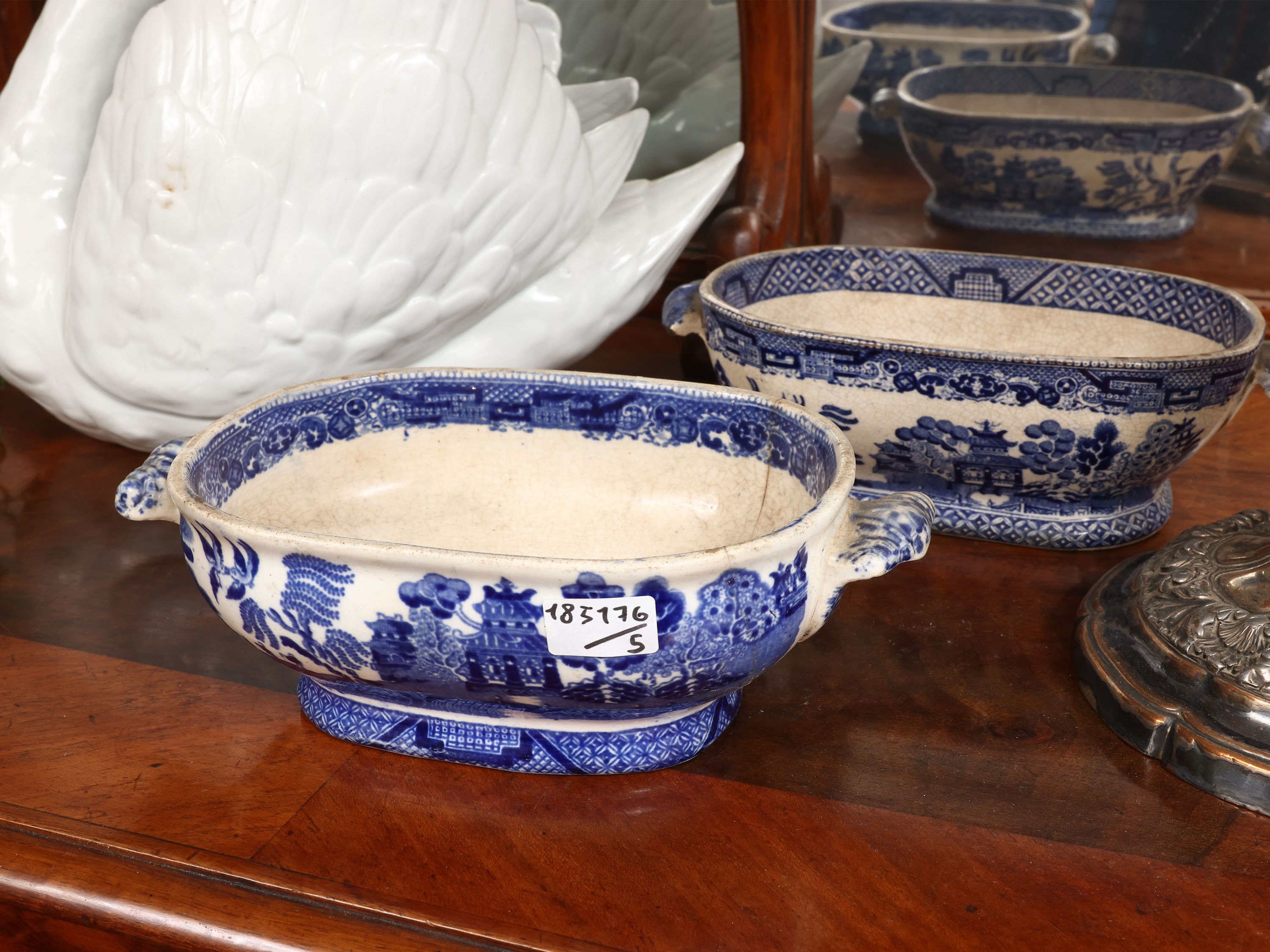 Candelieri in metallo argentato con paralumi, cachi in terraglia decorati a chinoiserie e portava...