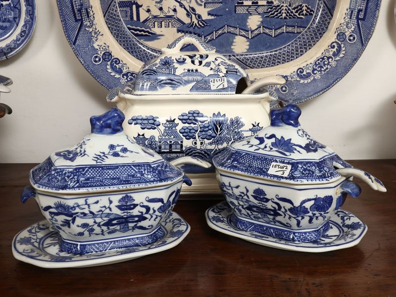Tre accessori in monocromia blu, includes coppia di salsiere e zuppiera decorati a chinoiserie