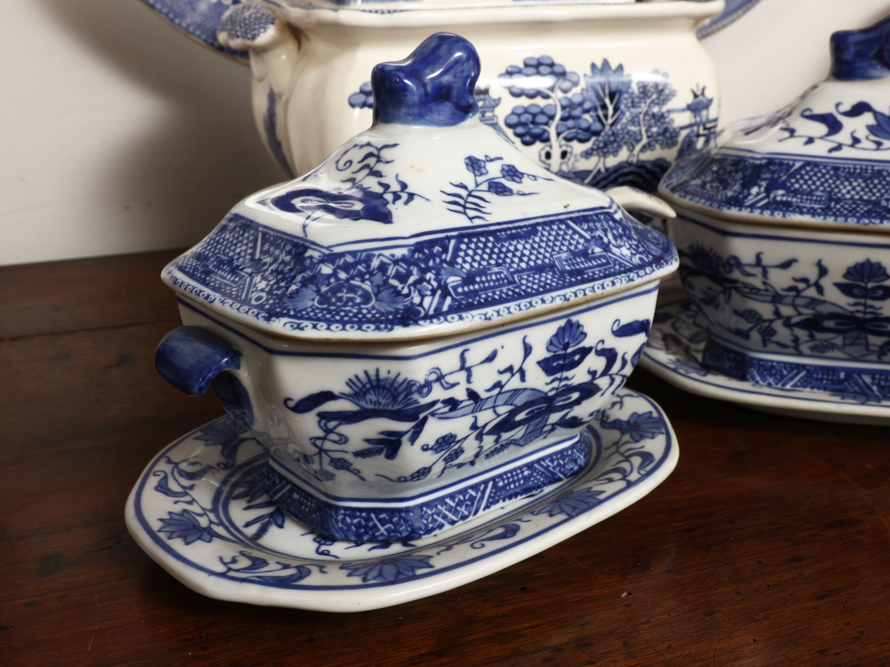 Tre accessori in monocromia blu, includes coppia di salsiere e zuppiera decorati a chinoiserie
