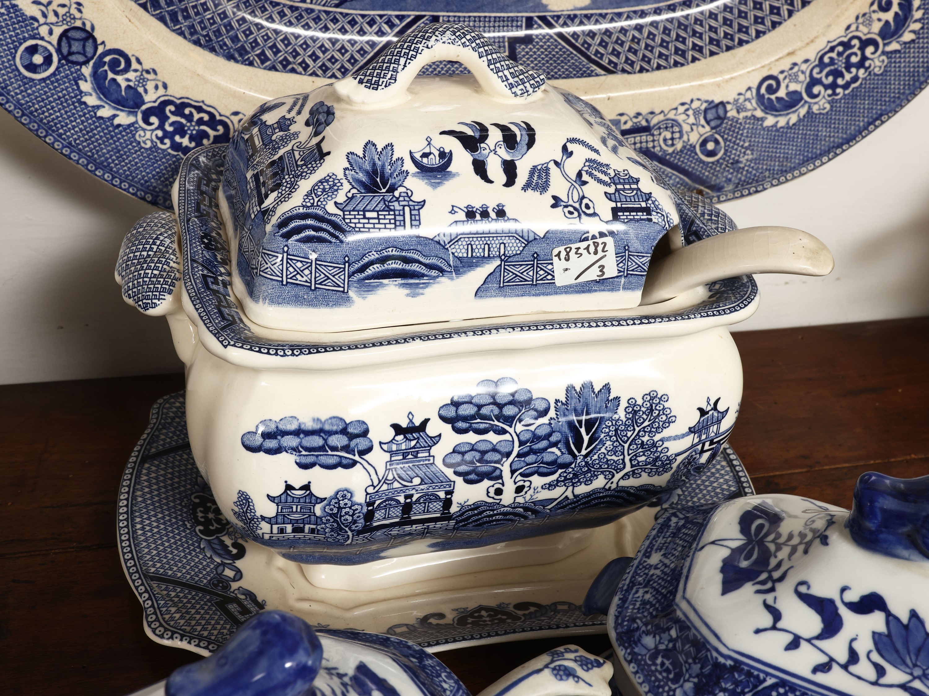Tre accessori in monocromia blu, includes coppia di salsiere e zuppiera decorati a chinoiserie