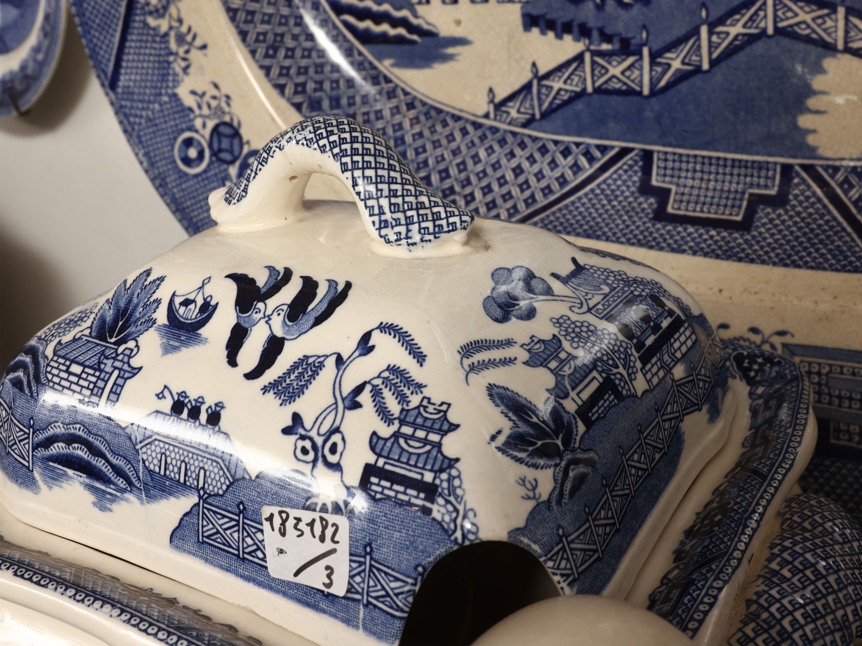 Tre accessori in monocromia blu, includes coppia di salsiere e zuppiera decorati a chinoiserie