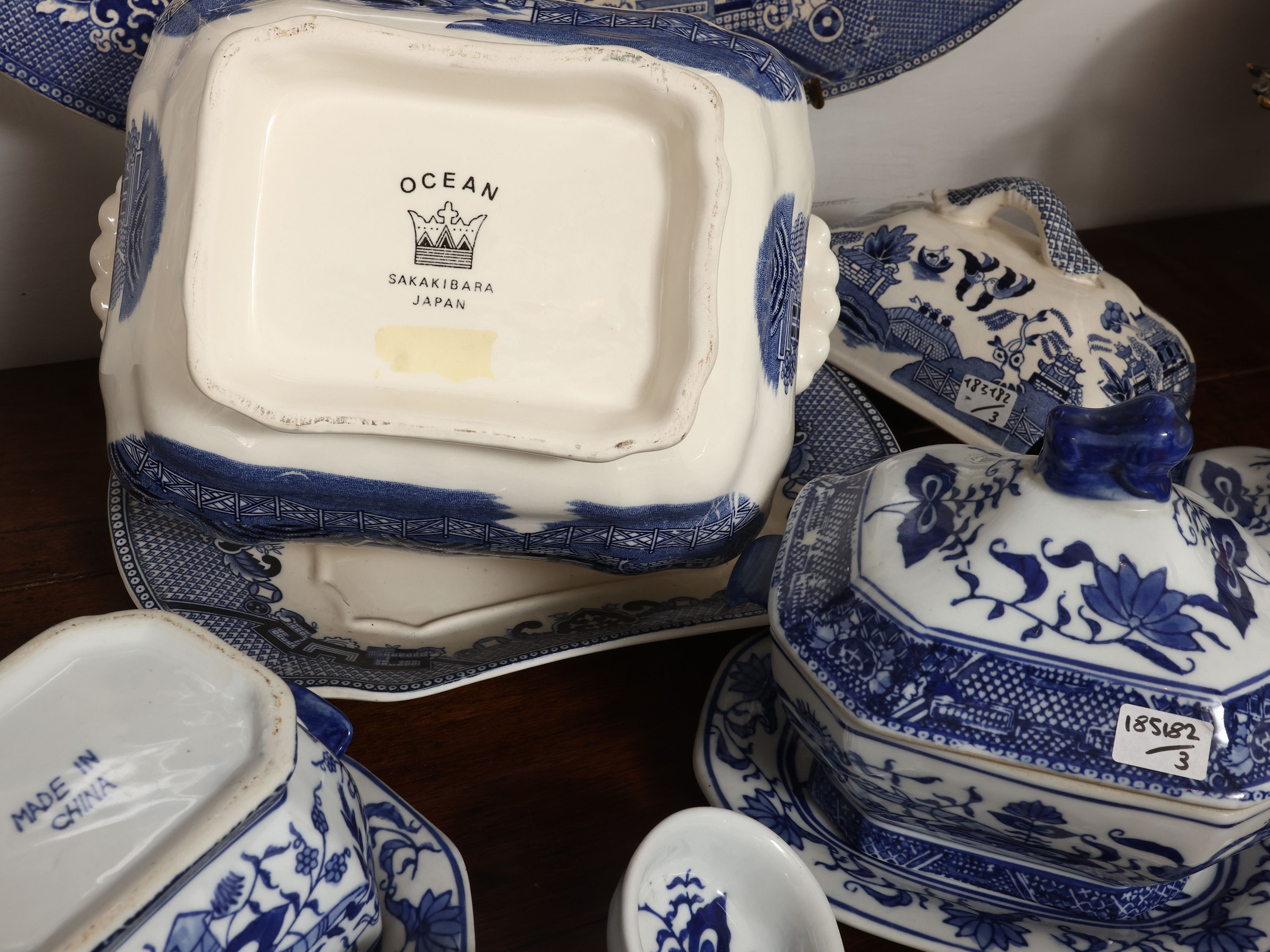 Tre accessori in monocromia blu, includes coppia di salsiere e zuppiera decorati a chinoiserie