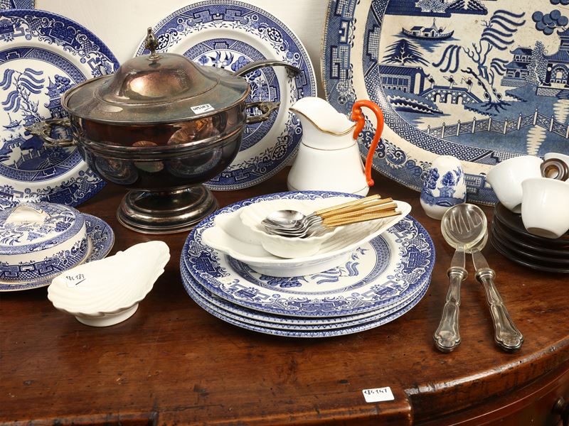 Accessori per la tavola, inclusi piatti in terraglia inglese e posate rivestite in argento