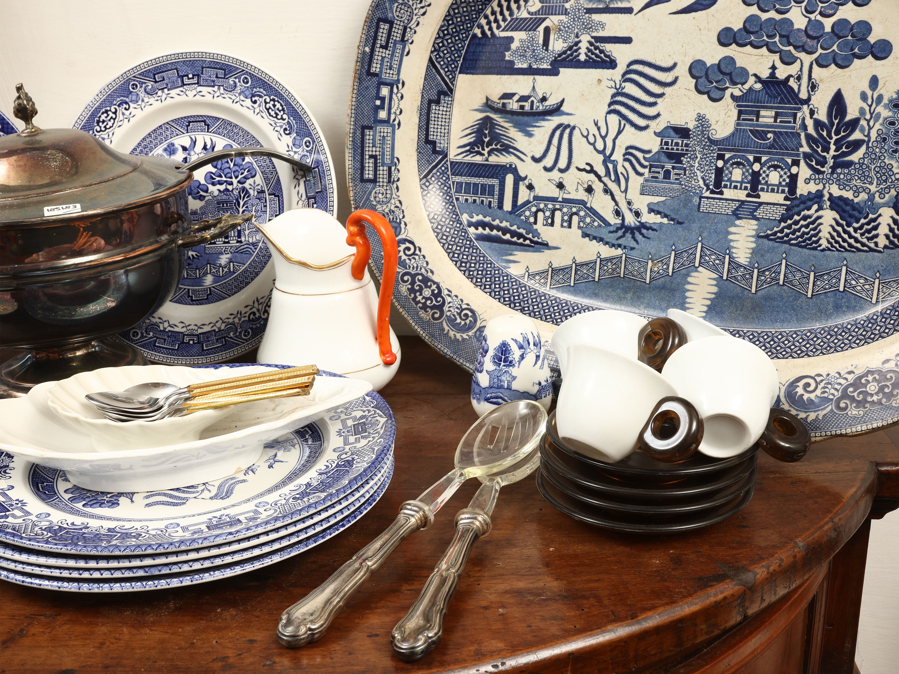 Accessori per la tavola, inclusi piatti in terraglia inglese e posate rivestite in argento